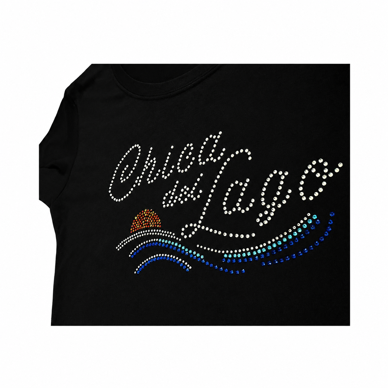 Camiseta negra ajustada para mujer con diseño de rhinestones “Chica del Lago” y detalles de atardecer y olas coloridas estilo lake life.