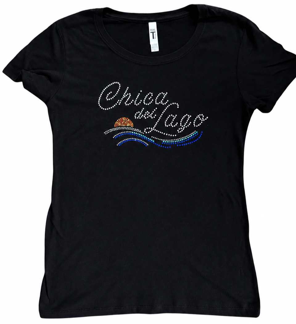 Camiseta negra ajustada para mujer con diseño de rhinestones “Chica del Lago” y detalles de atardecer y olas coloridas estilo lake life.
