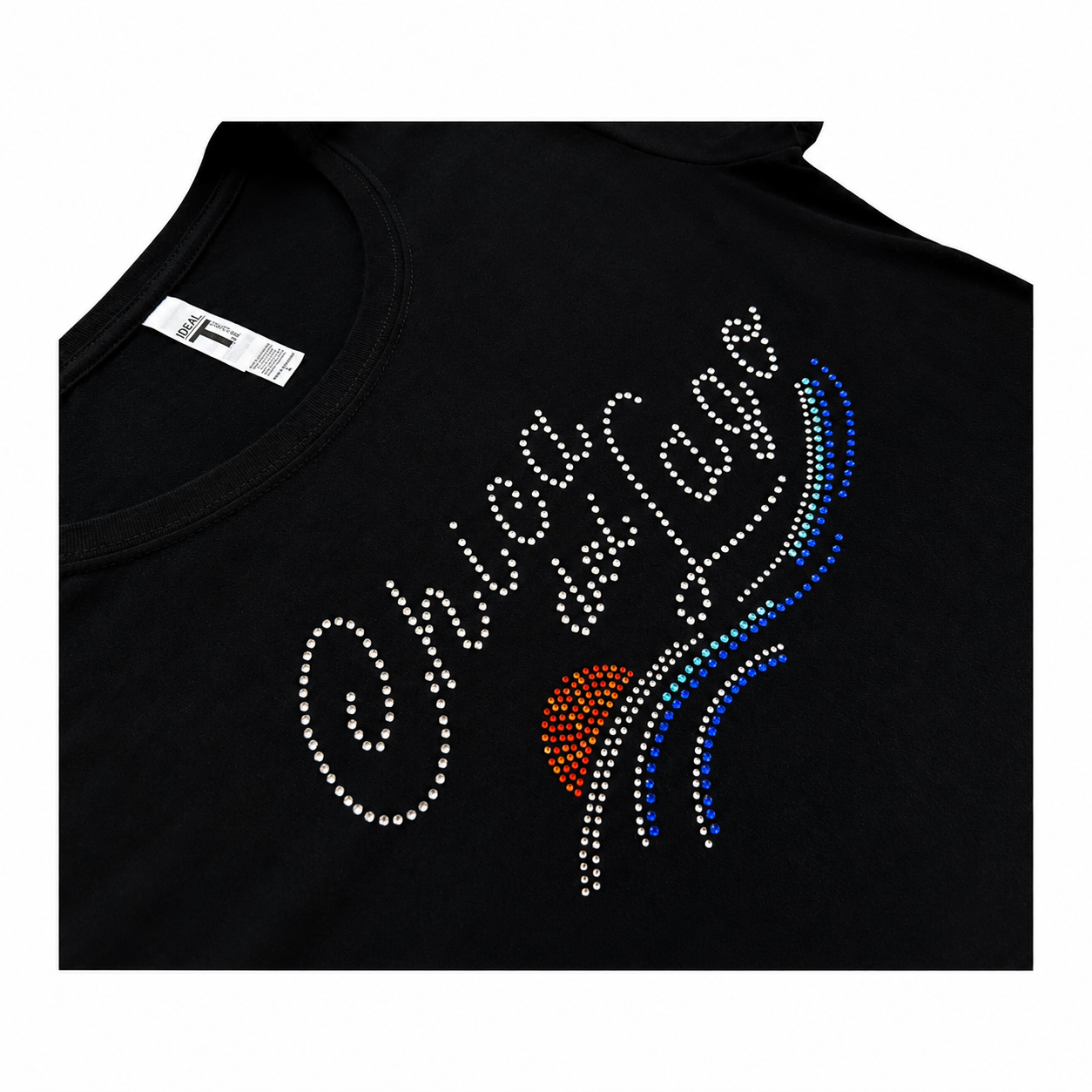 Camiseta negra ajustada para mujer con diseño de rhinestones “Chica del Lago” y detalles de atardecer y olas coloridas estilo lake life.