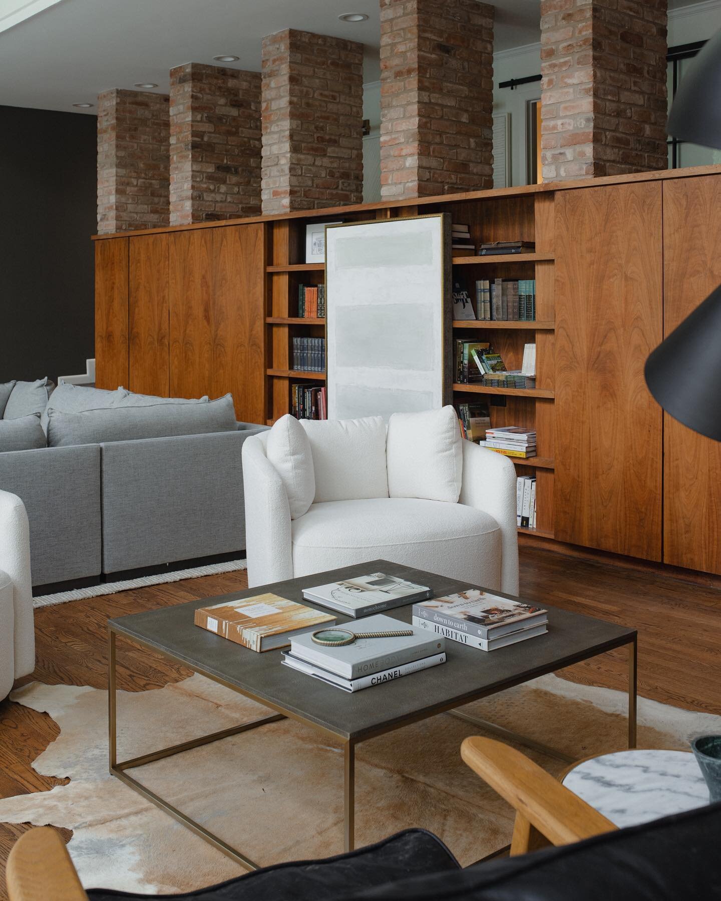 Big fan of mixing old and new to create something interesting and unexpected. In this case, I mixed modern furnishings with the original brick and wood cabinetry for a fresh take. 

#BCS #BCSdesigner #cstat #home #reno #livingroom #ProjectLosPatios