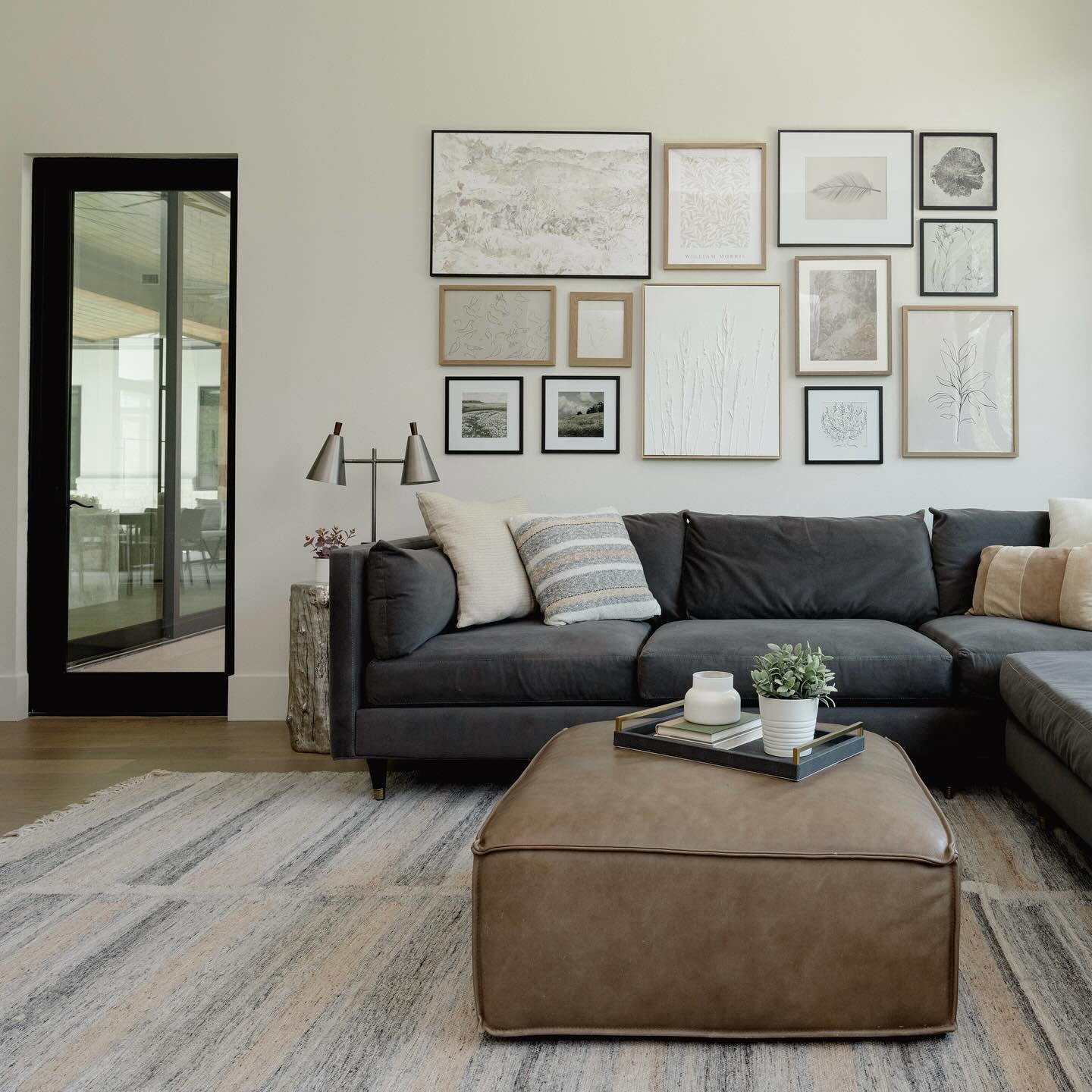 An ideal corner for coffee on a cold morning! 

#design #livingroom #designer