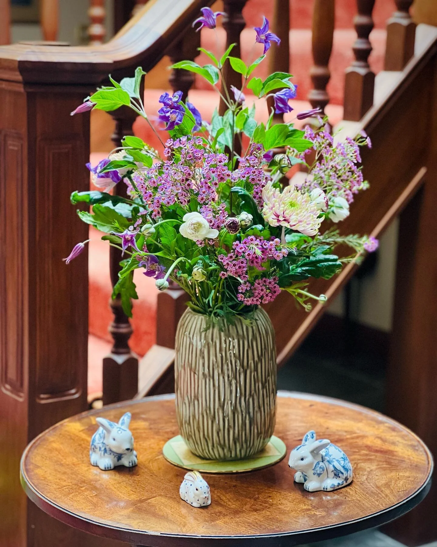 Hoping the Easter Bunny brings chocolate 🍫 and cheer 📣 to all, not forgetting flowers 🌸🪴🌺#Easter #spring #blossom #euphorbia #forsythia #daffodils #anemoneblanda #floristrybacktonature #floristry #easterbunny #landscapedesign