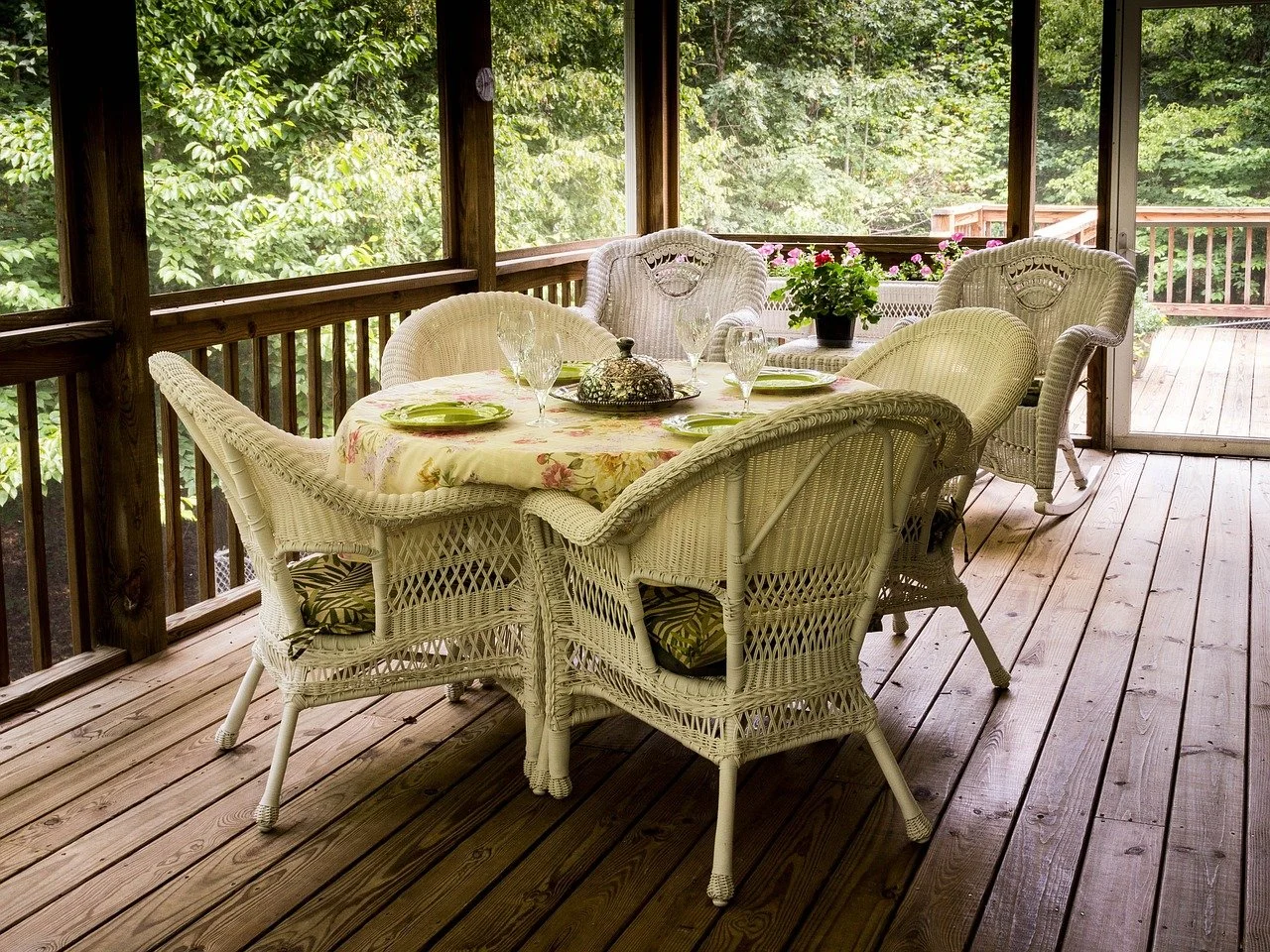 SHOULD YOU BUILD YOUR OWN DECK OR HIRE A PRO?