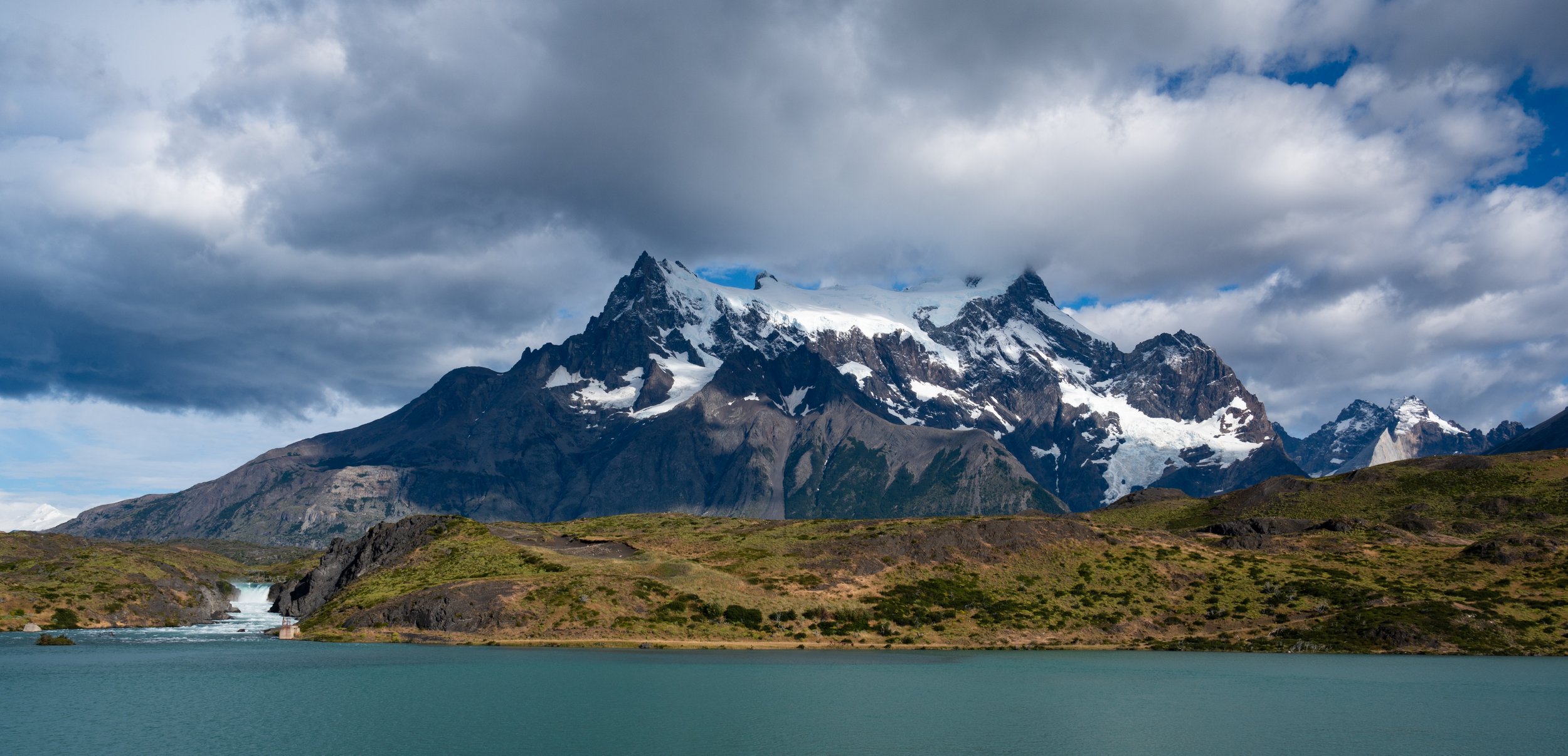 Salto Grande - "Big Waterfall"- flows from the turquoise Lago Nordenskjöld to Lago Pehoe