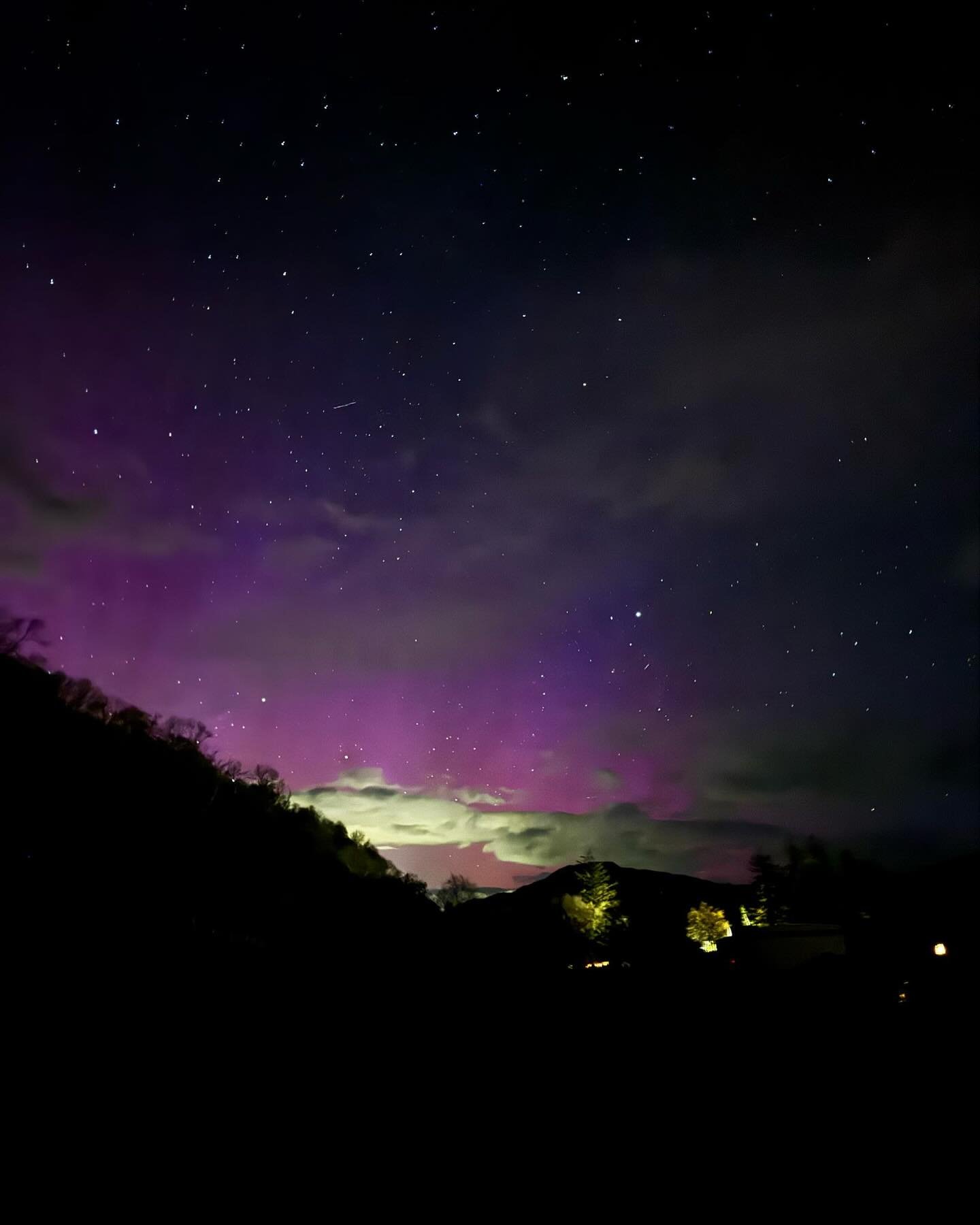 There&rsquo;s something deeply humbling about watching nature put on a performance like this&hellip; no filter, no script, just pure magic.

Stay beside the loch. Stay beneath the stars.

#AuroraBorealis #NorthernLightsScotland #besidetheloch #scotla