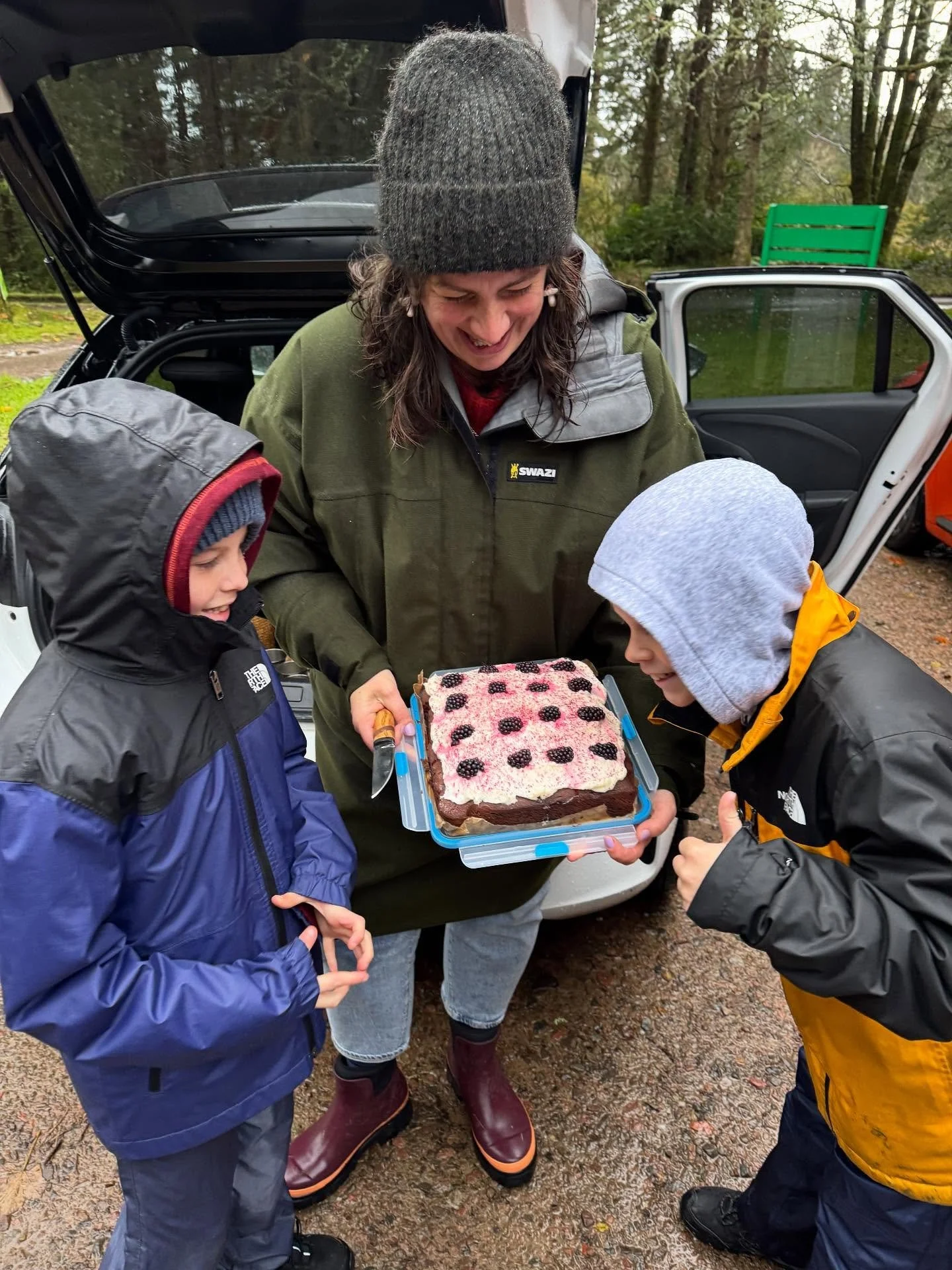 What an amazing day out in Lochaber!
From foraging adventures with the incredible @thewildcooke - learning about nature’s medicine, wild edibles, and even mushrooms that can be used as plasters - to hopping on the #corranferry and finishing th