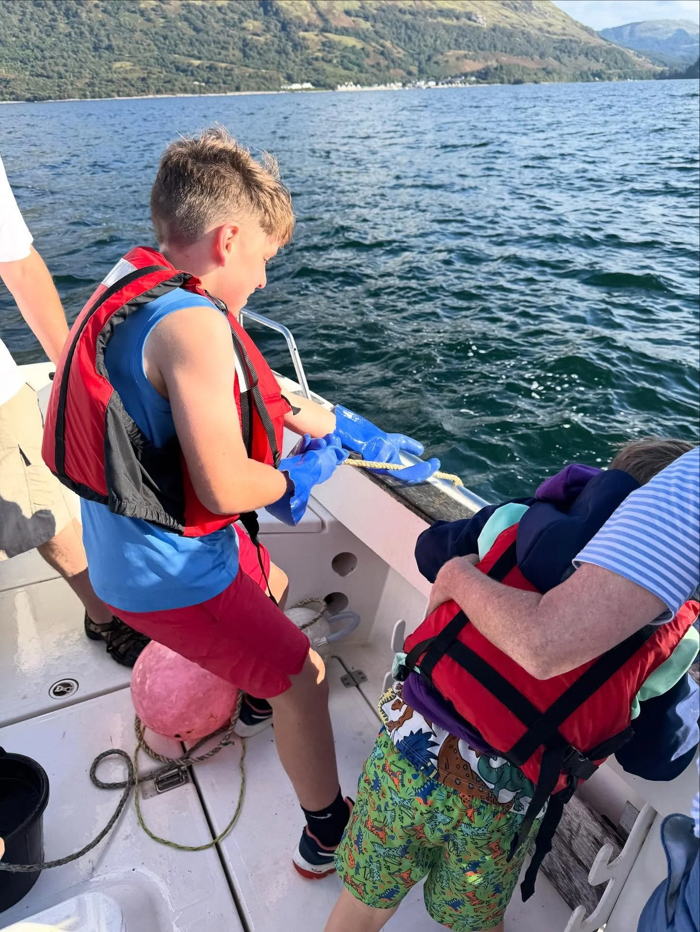 Gone fishing - our neighbours invited us out on the boat to pull up the lobster pots and fish for mackerel. The boys loved the experience and helped with making a yummy tea! 

#lochlinnhe #lochlinnheviews #besidetheloch #selfcatering #selfcateringacc