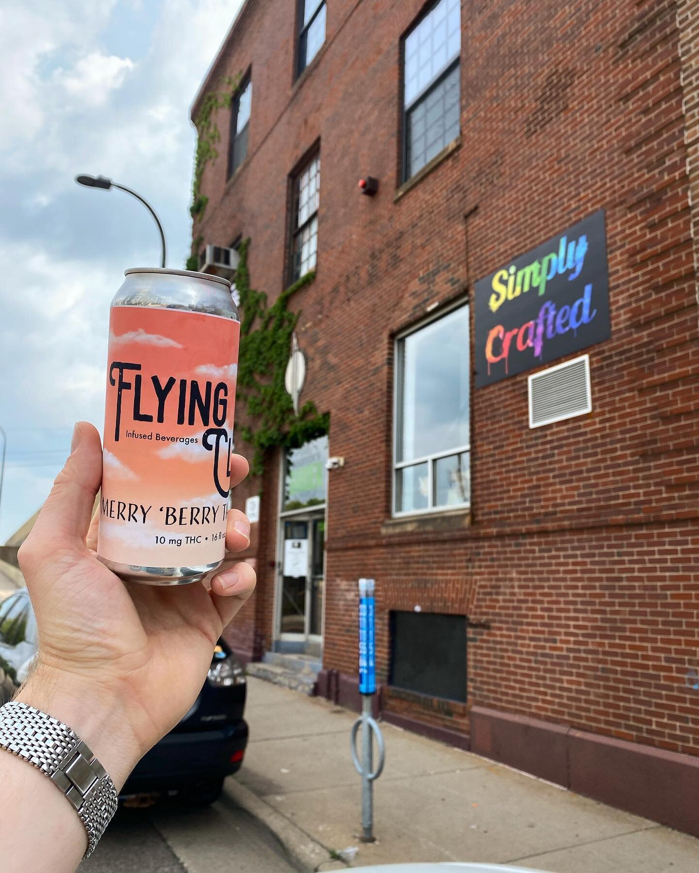 Flying Cloud has come to NE! Go check out @simplycraftedcbd on Central and SE 8th Street for all your cloud-9-in-a-can needs🍃✌️ 

#neminneapolis #minnesota #minneapolis