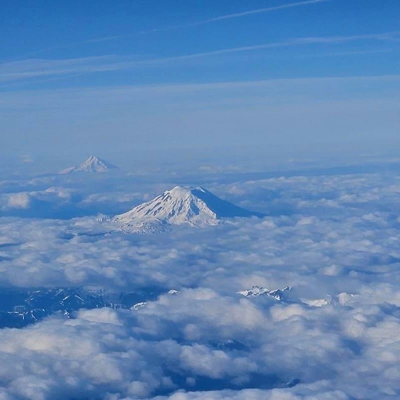 When you see this from 30,000 feet 🗻you know you&rsquo;re almost home 🛬 #pnwishome 🌲

#pnwlifestyle #wearethepnw #4evrgrn #pnw #pnwonderland #pnwisbeautiful #pnwmountains #skyviews #viewsfromthesky #pnwisbeautiful #washington #oregon #idaho #mount