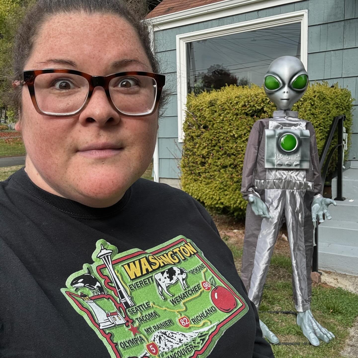 Is it #spookyseason or is the #PNW getting weird(er)?
🎃👻👹
#4evrgrn #wearethepnw #pnwlifestyle #aliens #halloweendecor #halloweendecorations #alienintheyard #alieninvasion #tacoma