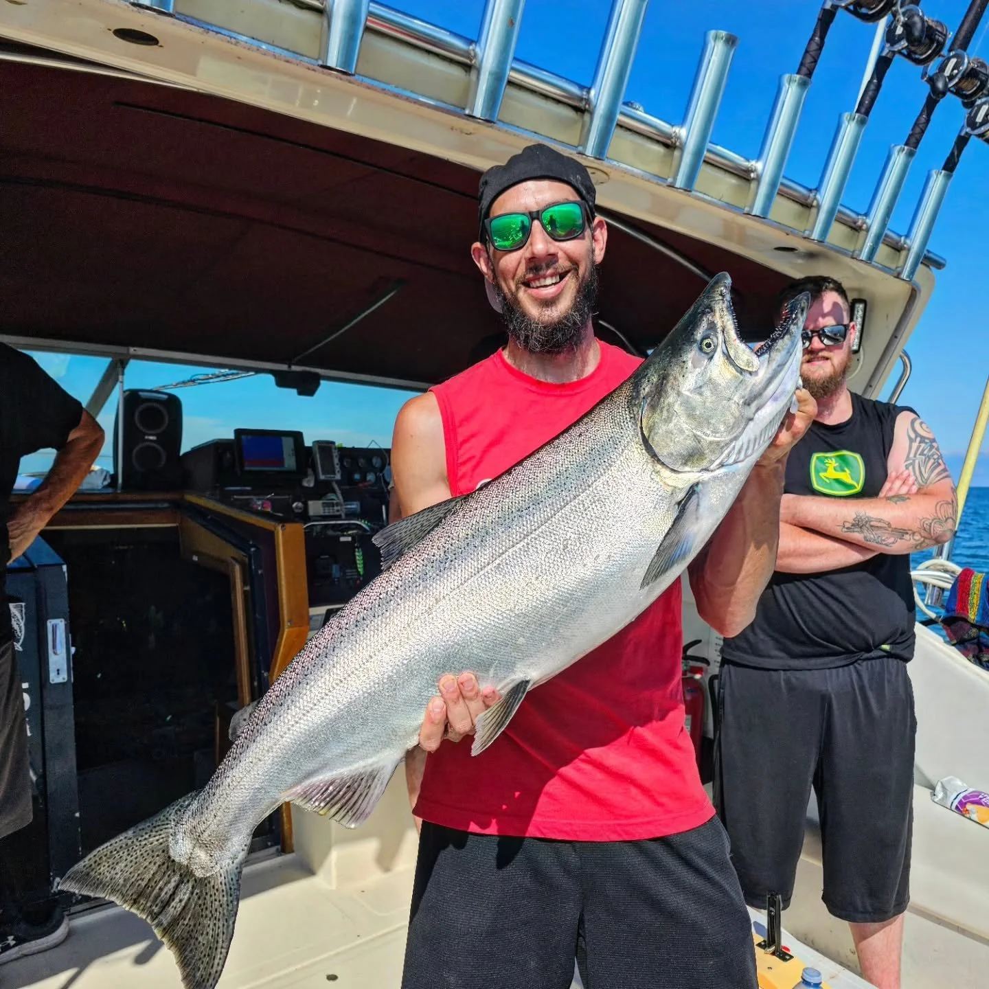 Another great weekend in the books aboard KS2. First and last light chews have been fantastic. Giving us HEAVY power hours! Some real big kings continue to lurk out there! A pair of 24lbrs were the fish of the weekend! Mixed year classes have kept us