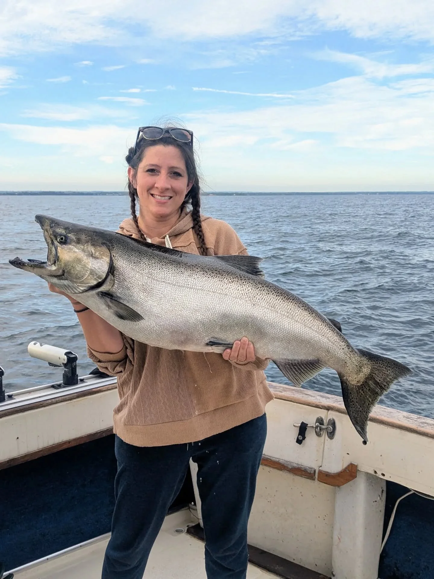 Fishing has been AWESOME in Niagara lately!🙌
.
.
Stagers are rolling in and the 2-3yr olds are plentiful, we even managed to sneak out on Erie for a few walleyes🤌
.
.
The show's not over yet, let's go fishing!! ⬇️🤠⬇️
.
.
📞 1-888-462-3995
🌐 kings