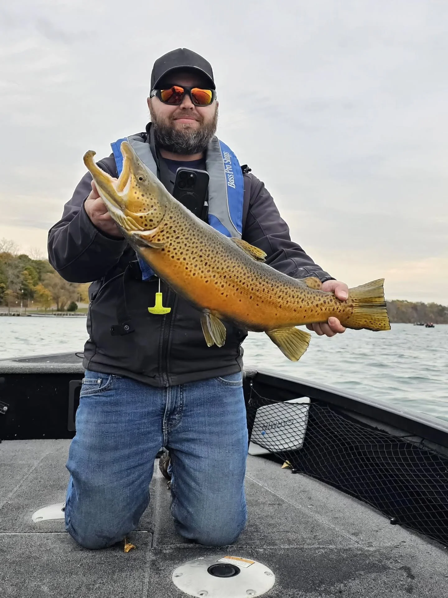 Fall has arrived, and that only means one thing! Don't miss out on what the Niagara River has to offer through fall and winter! Get in touch with us if this is something you've been thinking about!

 Prime days fill quickly, and the time is now! Let'