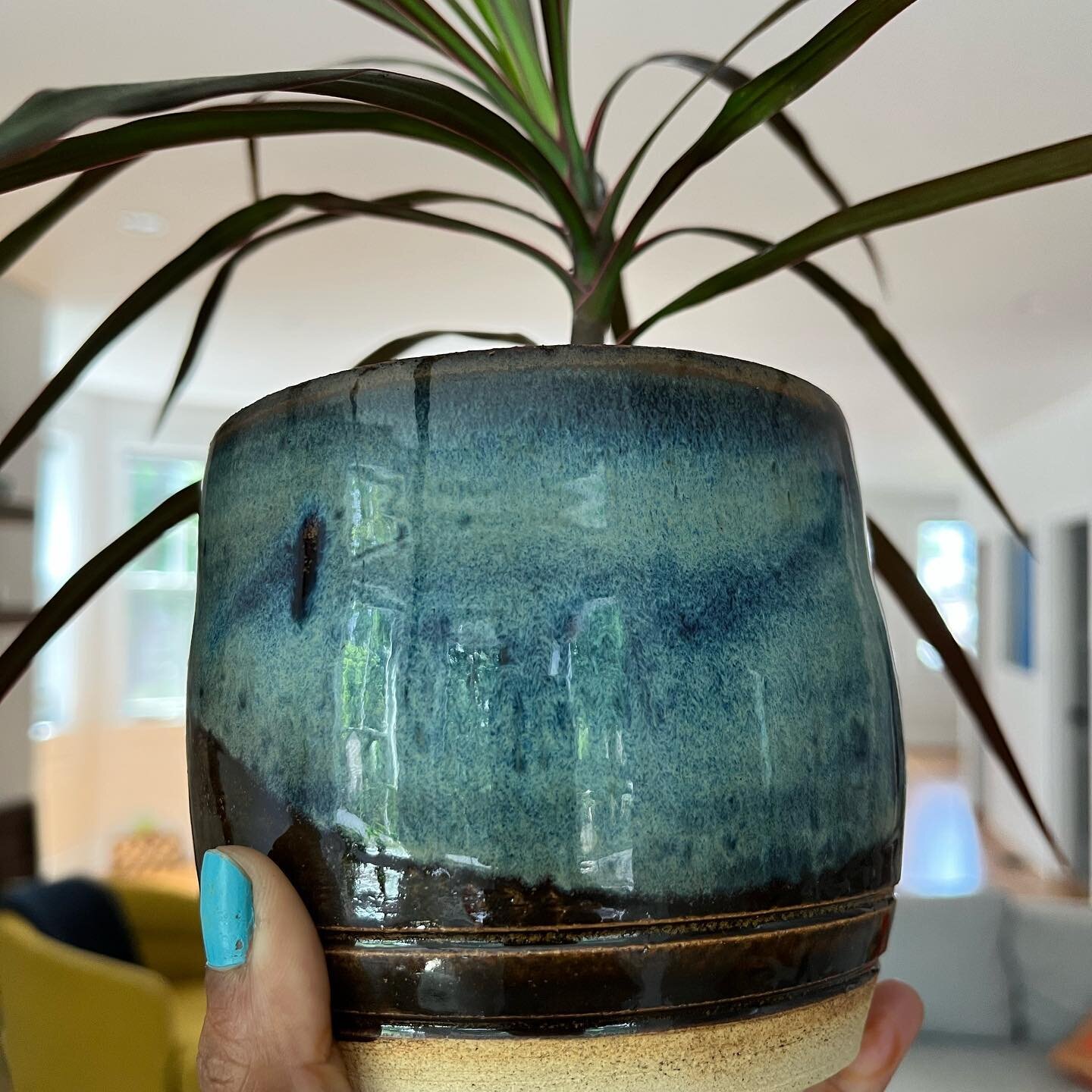 Uff! These planters and bowls 😍🥰
Ceramics is hard and extremely therapeutic and addictive. It has an element of surprise and monotony. Enough repetition where you think you have control and enough ambiguity where you have no idea what will turn up.