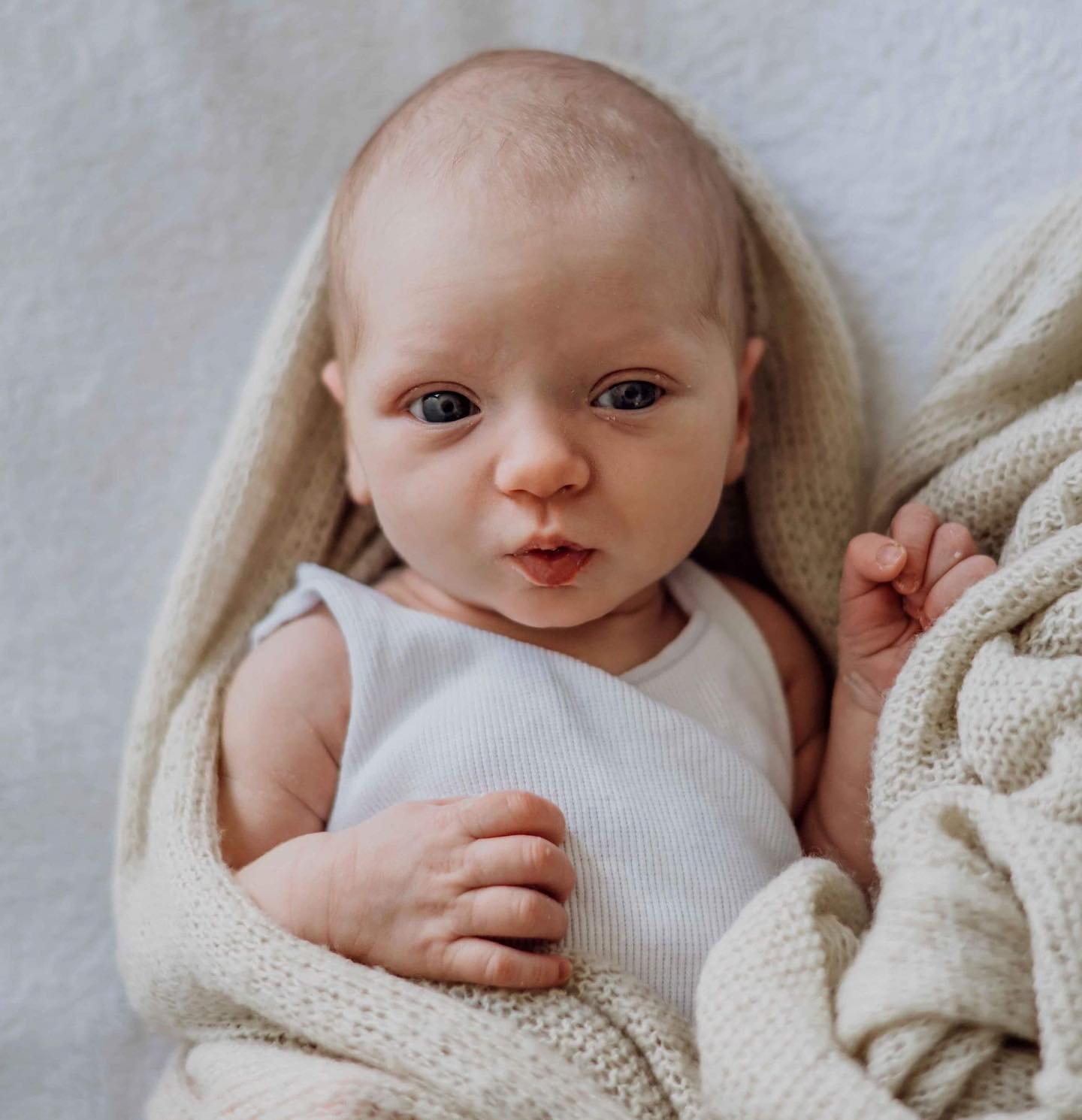 Baby Olivia ❤️❤️❤️. She had the most intense wisest eyes.  I fell into them 🥺❤️❤️ @tiziamayphotography #melbournenewbornphotographer #newbornphotographer @tiffkennon