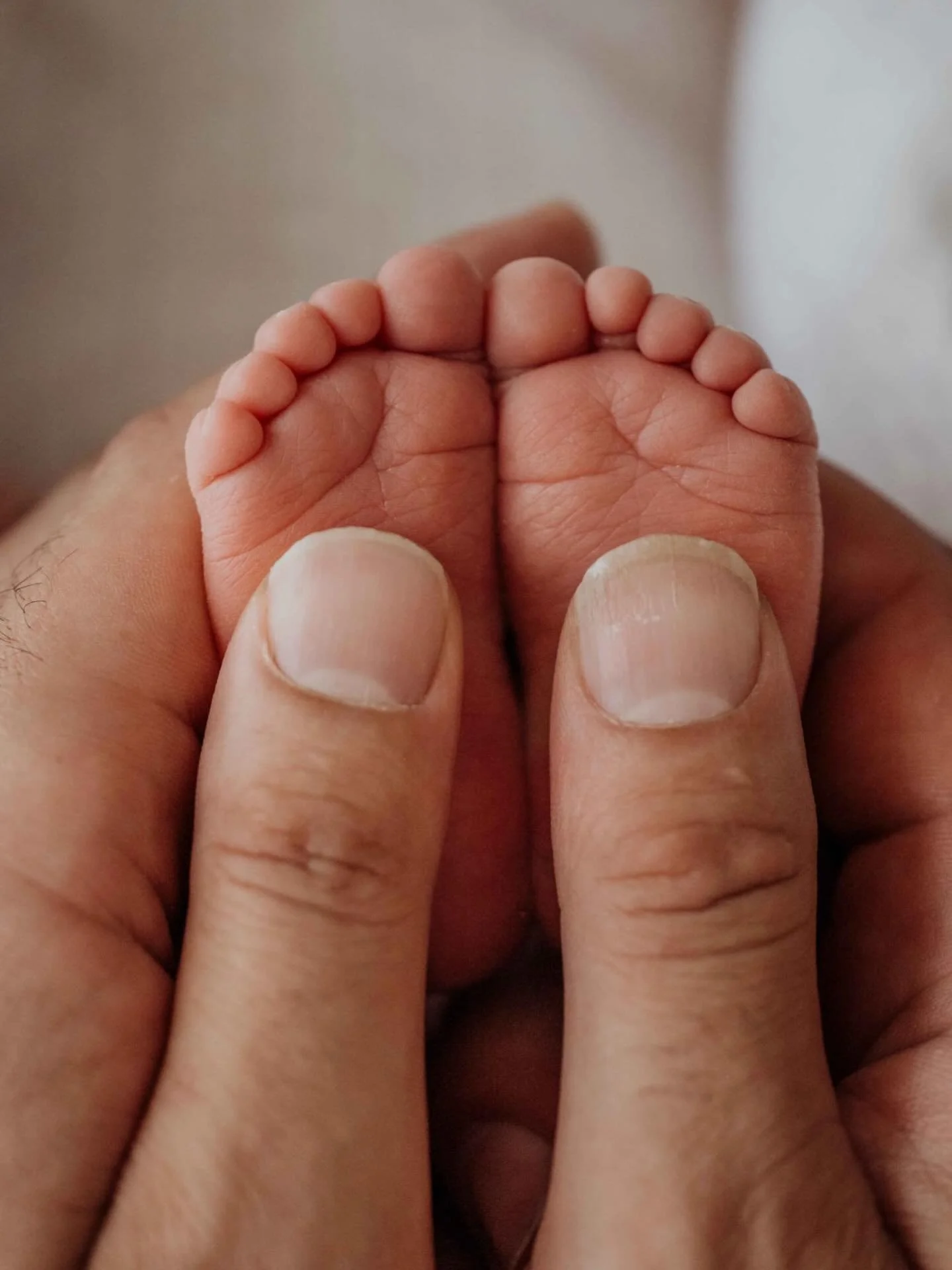 Elijah&rsquo;s tiny little feet ❤️ 

@tiziamayphotography @deaniebeane @adem.2491