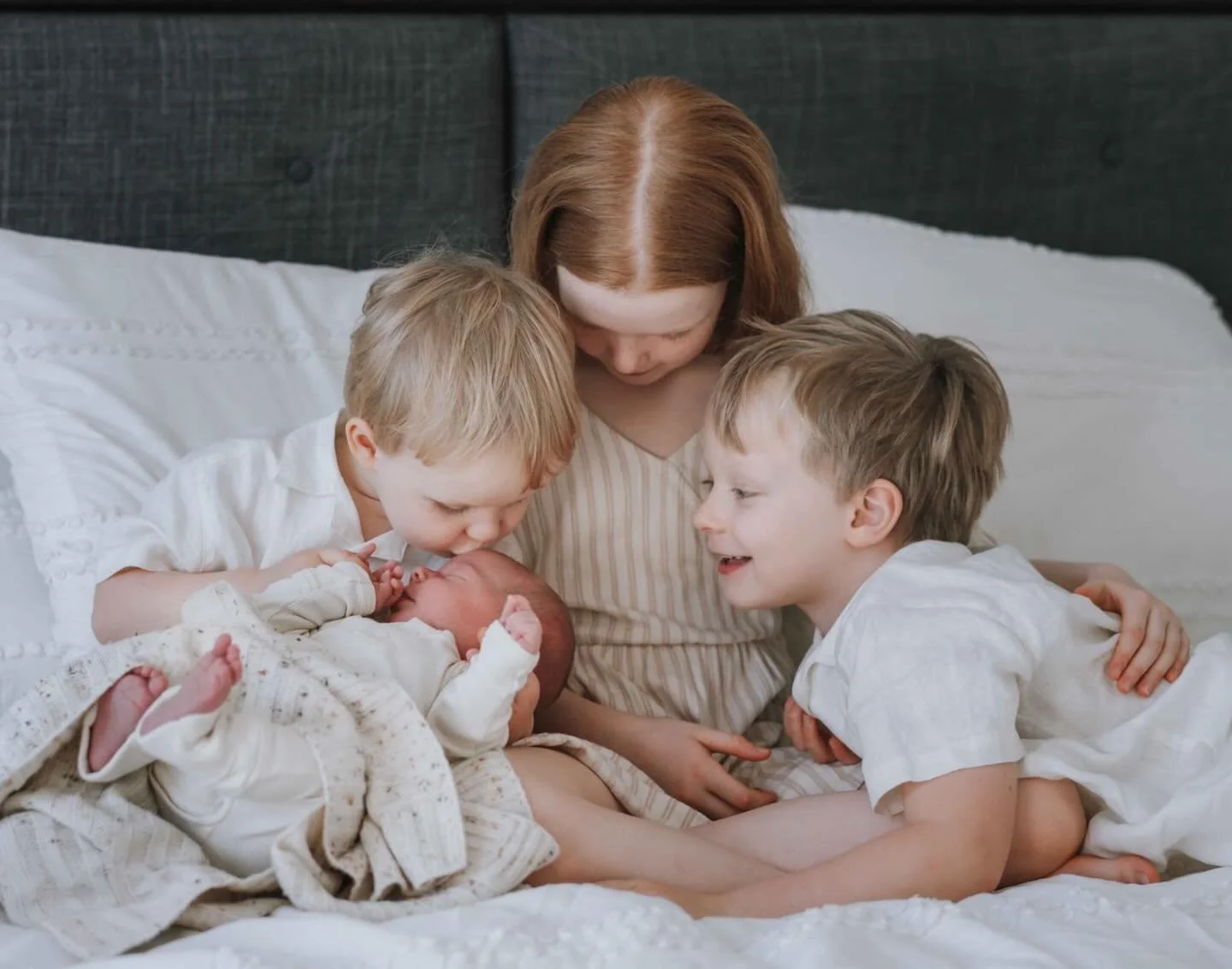 To say siblings Eden, Levi and James were a little obsessed with their baby sister Bonnie is an understatement.  I&rsquo;ve photographed for Laura and Lance a few times now and I know I have a little crush on these adorable kids. 🥹🥹❤️❤️❤️❤️

@tizia