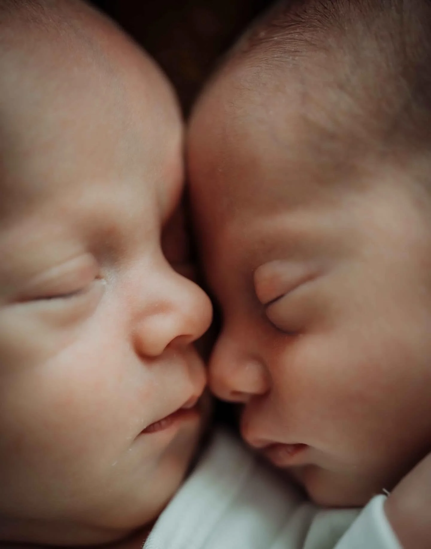 Captured these beautiful twins this afternoon.  Isla and Noah 🩷💙. So precious 

@tiziamayphotography @chloe___johnston