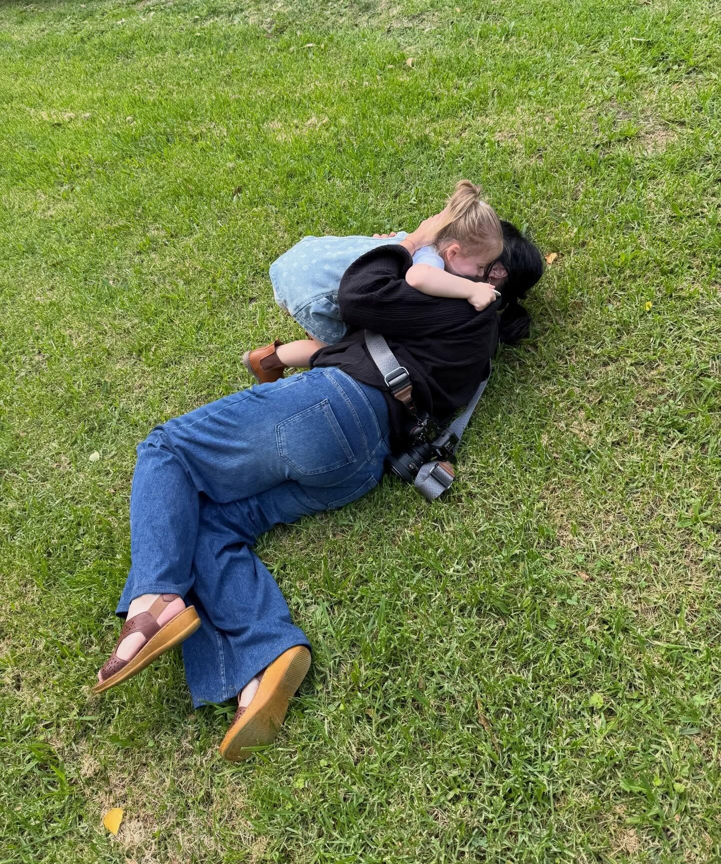 One of the best things about my job apart from taking photos&hellip;is the cuddles and giggles I get from the gorgeous kids I photograph.  How lucky am I 🙏❤️. Thanks to all the mums and dads who somehow capture these behind the scenes images that I 