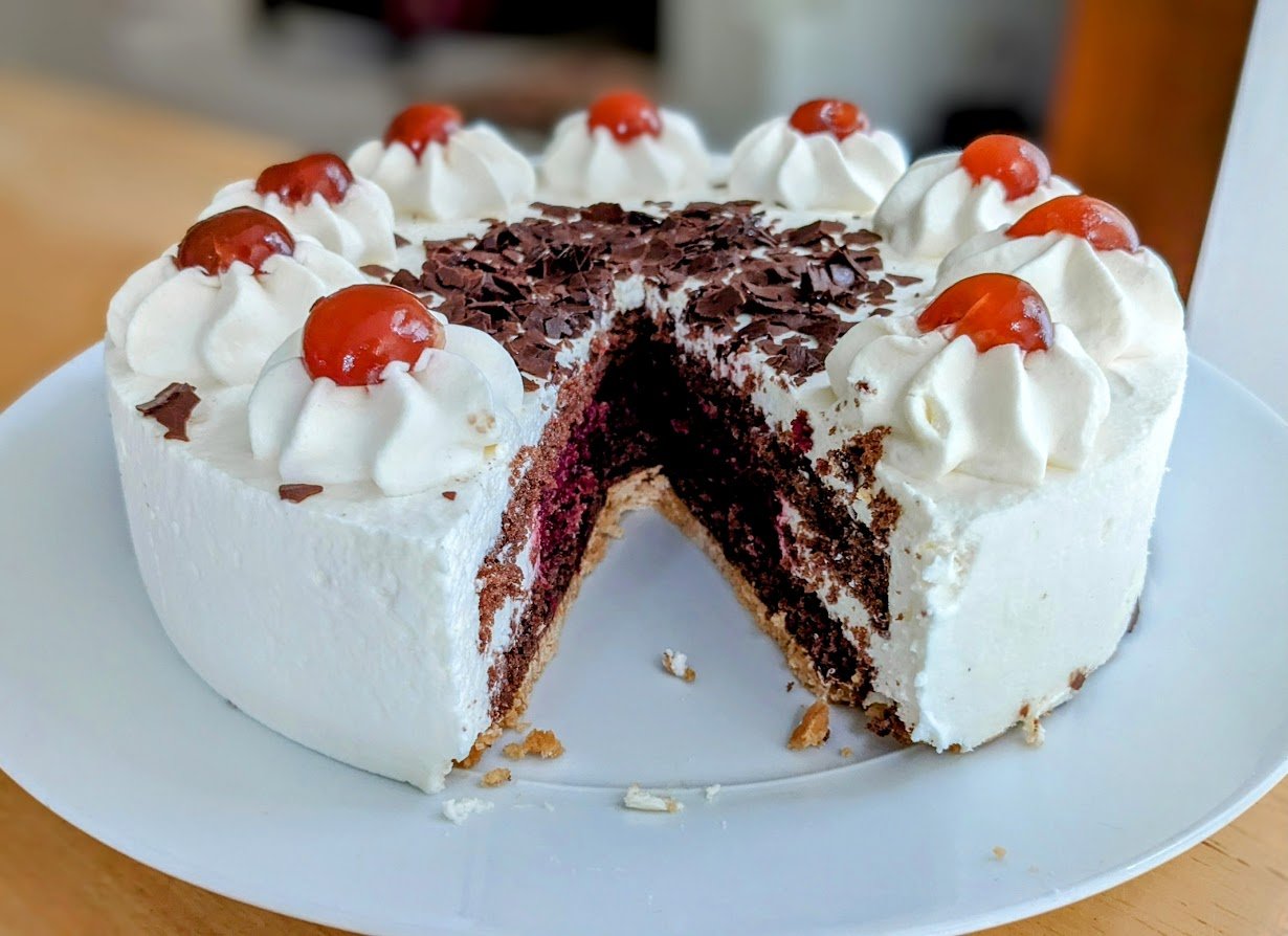 Aldi Black Forest Cream Cake (Deutsche Küche) Review