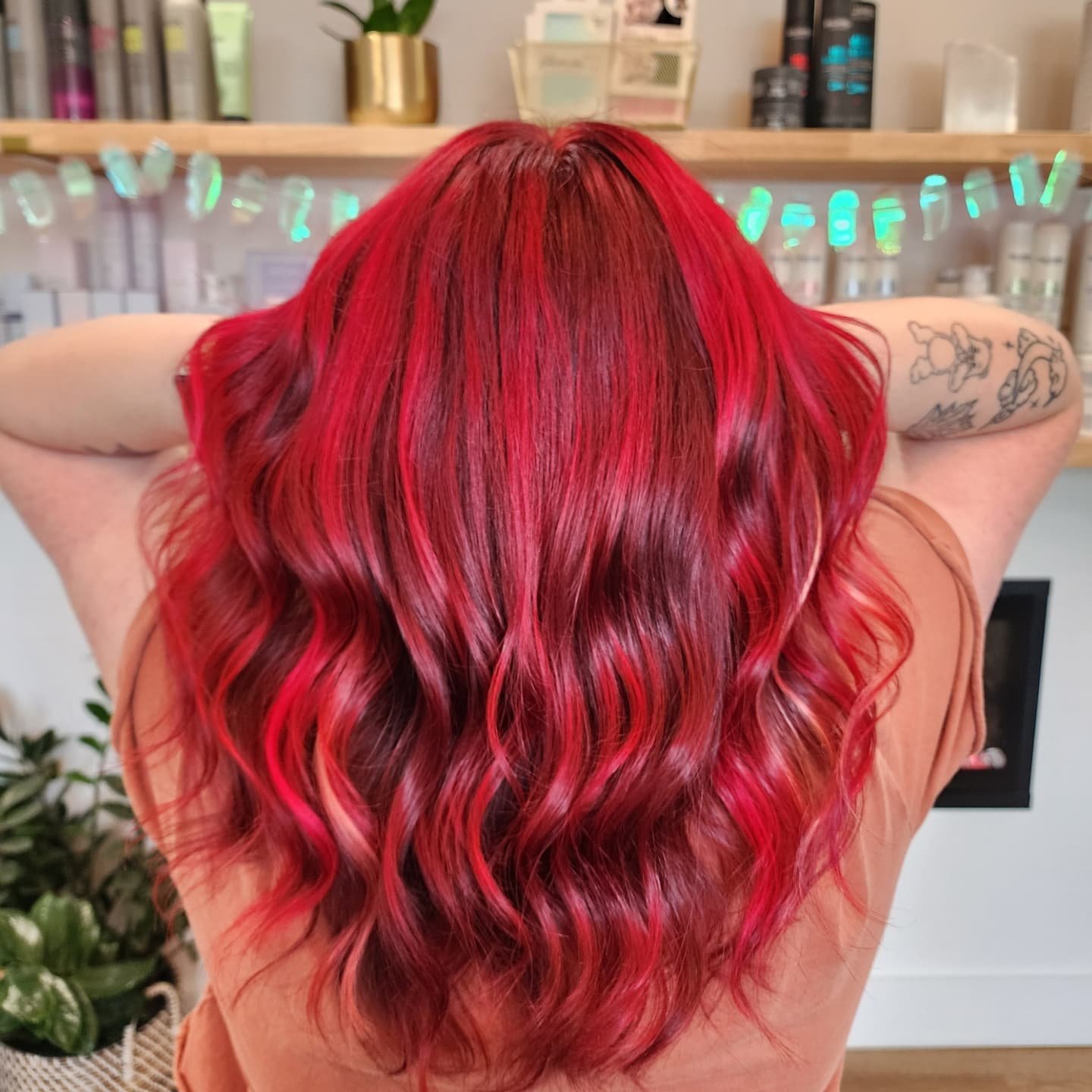 We are drooling over this stunning color @eyitsjaqui did on our gal @onceuponahair21 🤤