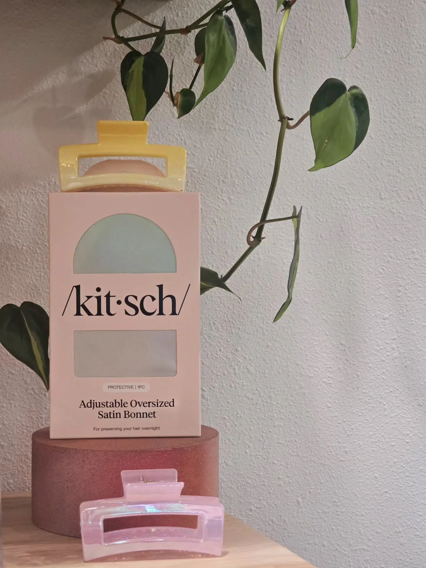 Why You Need a Kitsch Satin Bonnet ✨ 

♡ Helps preserve your hair overnight by reducing frizz and breakage 

♡ Oversized, adjustable fit for all hair types 

♡ Wear on its own, or pair with your favorite deep conditioner or oil for overnight nourishm