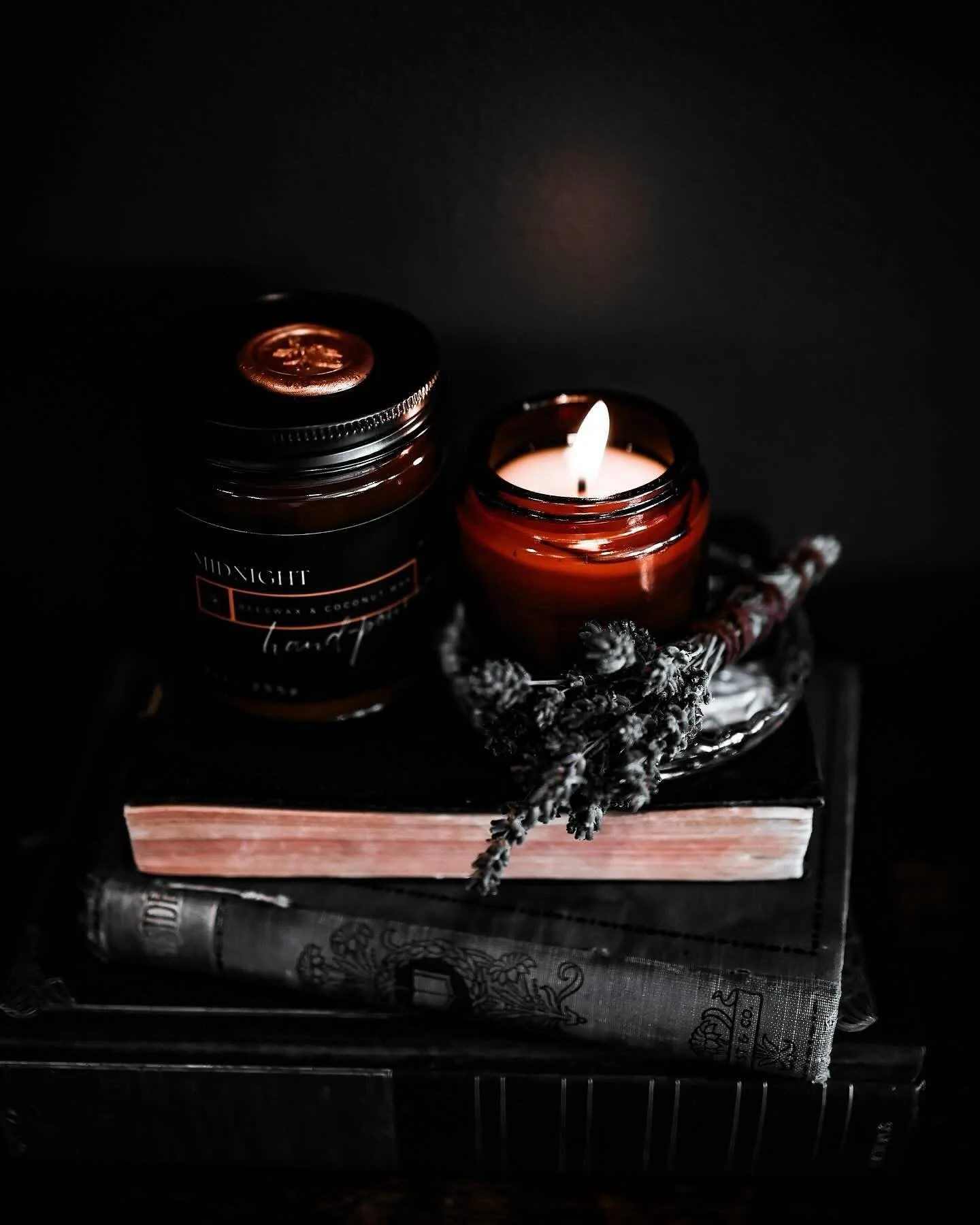 August Wax Box! 📦🕯️🖤

Midnight 9oz ➕ mystery 4oz candles 

35.00/mo | FREE shipping 📫 

Learn more ⤵️
https://www.copperwaxco.com/store/p/wax-box-subscription