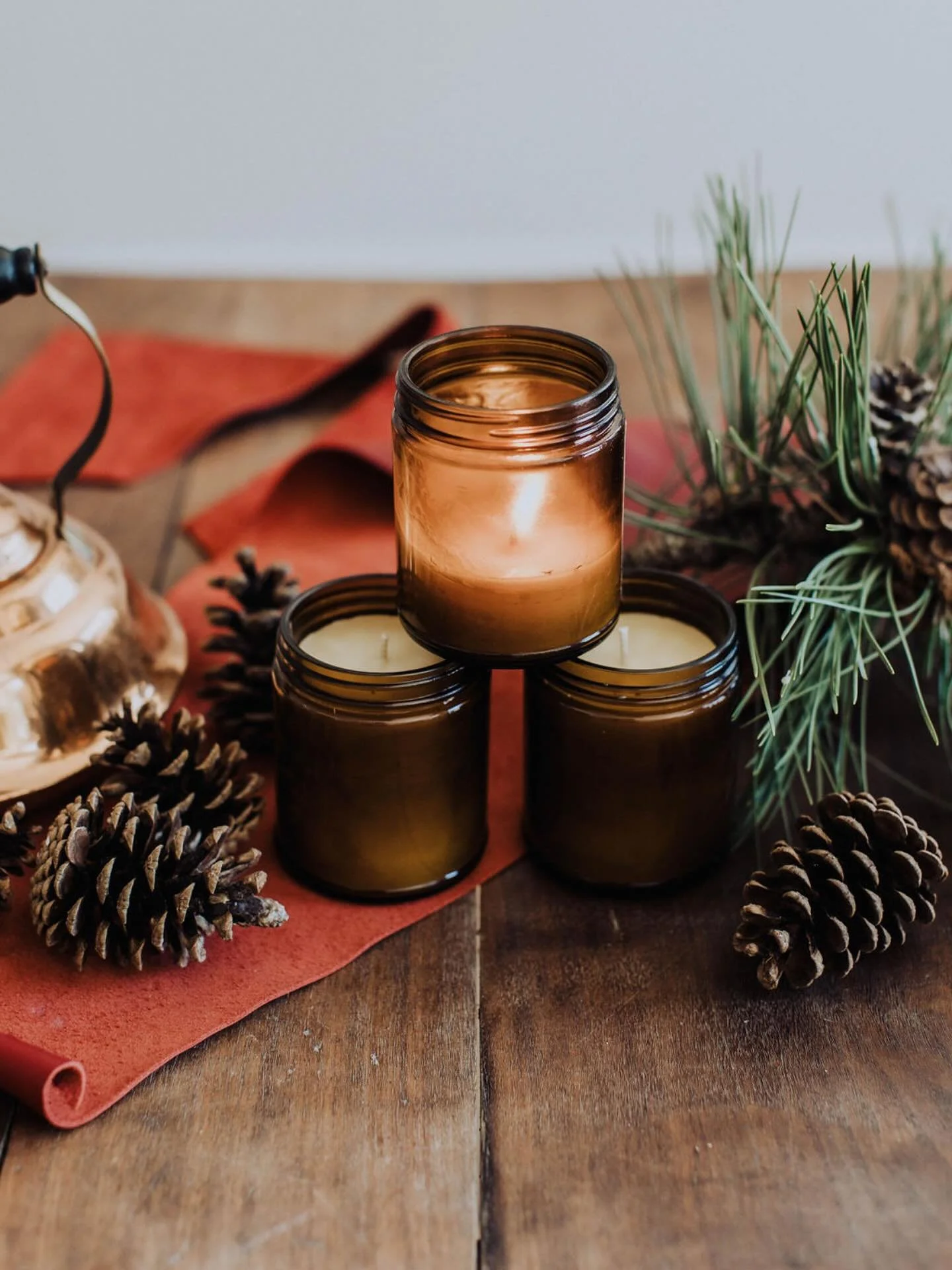 𝔸𝕡𝕡𝕒𝕝𝕒𝕔𝕙𝕚𝕒 🪵 ℱ𝒶𝓁𝓁 𝒞ℴ𝓁𝓁ℯ𝒸𝓉𝒾ℴ𝓃

A fresh, earthy blend of cedar, saffron and sandalwood. Reminds us of walking through the dense + mysterious forests of the Great Smoky Mountains. This inviting scent has been one of our personal fav