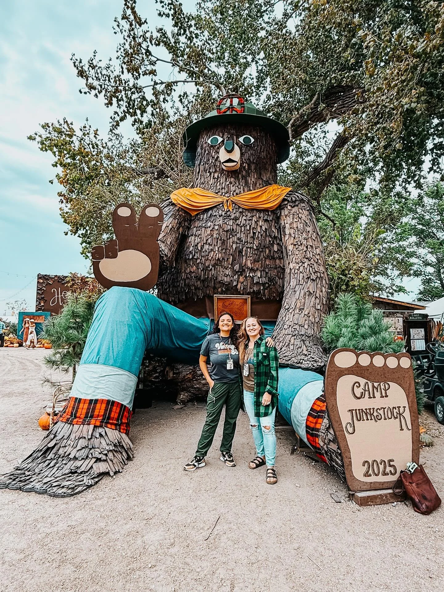 Day 3️⃣ is done &amp; dusted! 🧡

Heart is full from a 🅡🅔🅒🅞🅡🅓 🅑🅡🅔🅐🅚🅘🅝🅖 weekend for us here at our FIFTH fall @junkstock 🥰 THANK YOU 🫶🏼 THANK YOU!

Special thank you to my helper today Michelle! 💫

Looking forward to doing it all aga