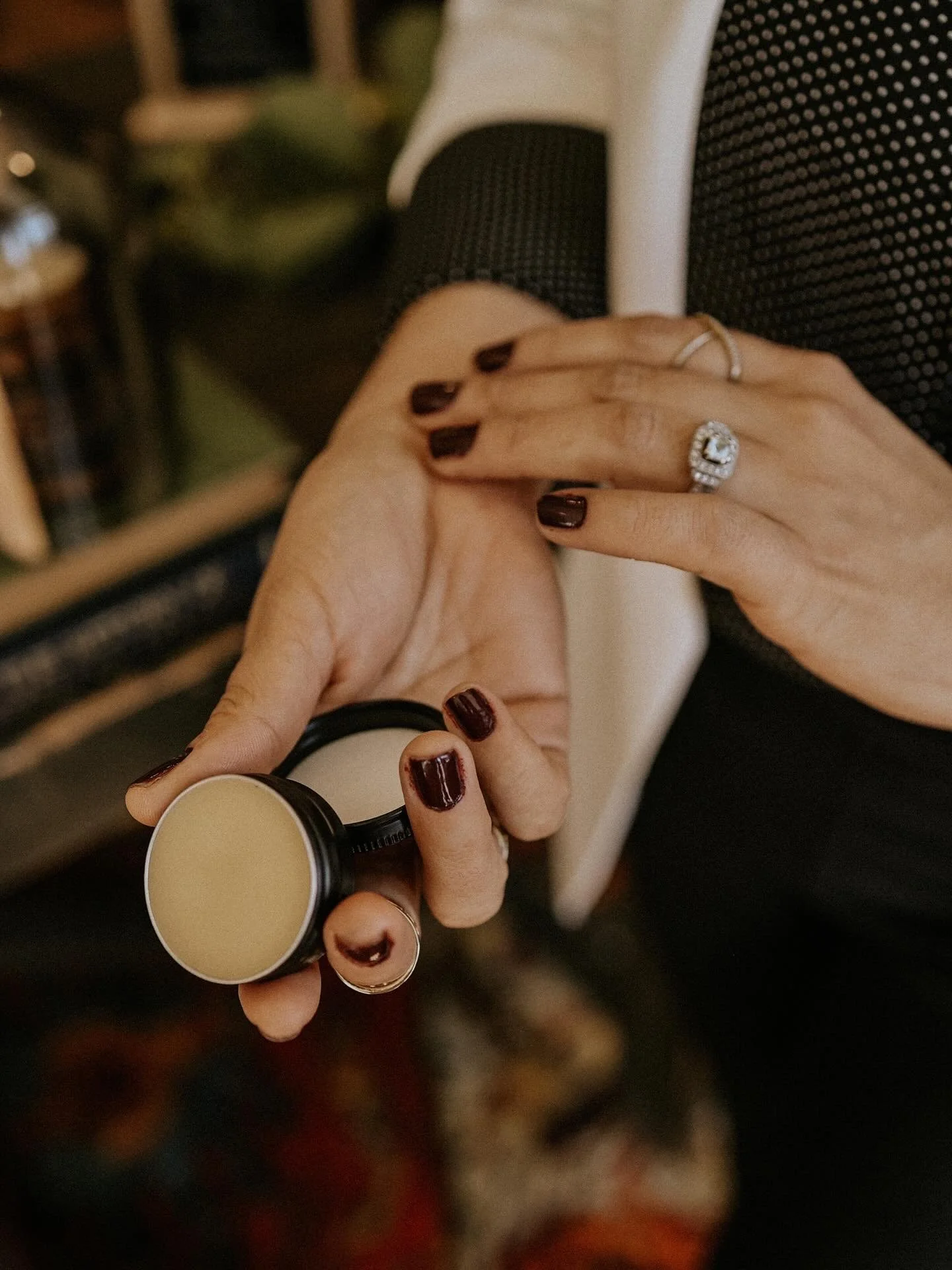 🌸Our solid perfumes are perfectly sized for traveling! 🧳 

.5oz tins of:

Huntsman
Island Girl
Wildflower 
After Dark
Hemingway 
Wildwood

https://www.copperwaxco.com/store