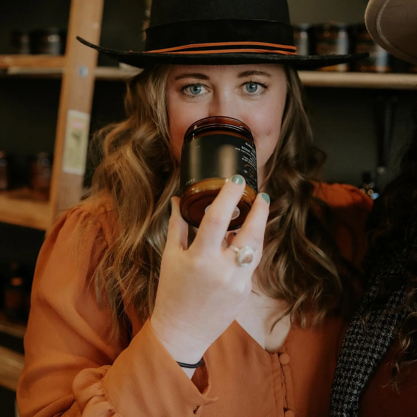 ℒℯ𝓉 𝓂ℯ 𝓇ℯ𝒾𝓃𝓉𝓇ℴ𝒹𝓊𝒸ℯ 𝓂𝓎𝓈ℯ𝓁𝒻! 🧡

𝙸&rsquo;𝚖 𝙼𝚒𝚗𝚍𝚢 - 𝚝𝚑𝚎 𝚘𝚠𝚗𝚎𝚛 &amp; 𝚖𝚊𝚔𝚎𝚛 𝚑𝚎𝚛𝚎 𝚊𝚝 𝙲𝚘𝚙𝚙𝚎𝚛! 🕯️

In addition to being a small business owner, I&rsquo;m a backyard beekeeper with my husband Eric and a dog/cat 