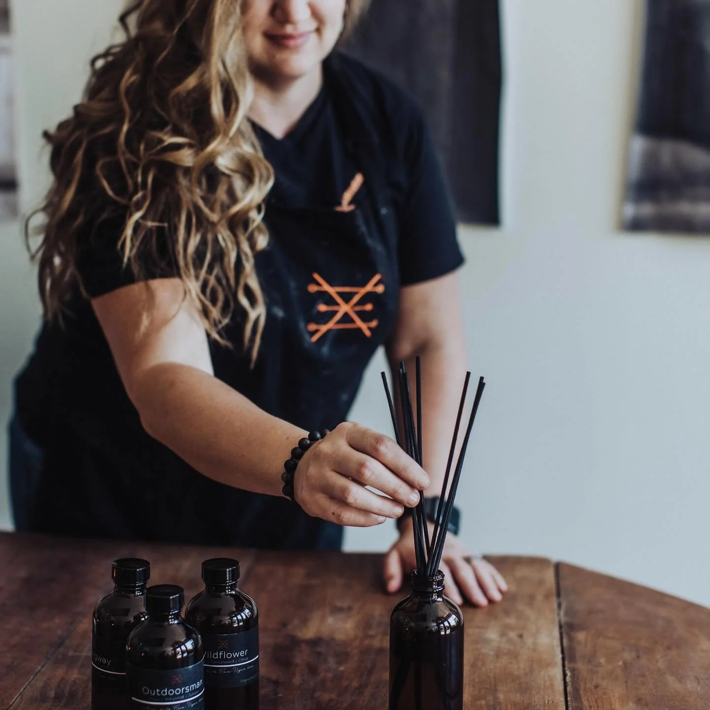 ➕ Reed Diffusers ➕

How to:

Remove copper wrap from reeds, place in bottle to saturate reeds then turn reeds over and spread out. 

Flip reeds every few weeks for a refresh! 

🧡Great for bathrooms, entryways &amp; mud-rooms 
🖤Replacement reeds ava