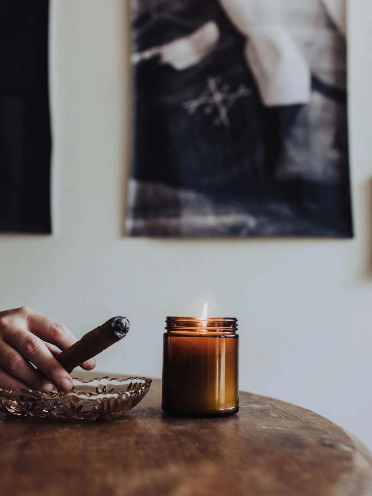 🤍 𝑷𝒂𝒓𝒍𝒐𝒖𝒓 𝑹𝒐𝒐𝒎 🤍

𝑇𝑜𝑝 𝑁𝑜𝑡𝑒𝑠: Crushed Clove, Fresh Timber, Black Salt
𝑀𝑖𝑑𝑑𝑙𝑒 𝑁𝑜𝑡𝑒𝑠: Patchouli, Black Rose, Tobacco Leaf
𝐵𝑎𝑠𝑒 𝑁𝑜𝑡𝑒𝑠: Grey Amber, Musk, Oud

🕯️The perfect scent for this Sunday. It&rsquo;s comfor