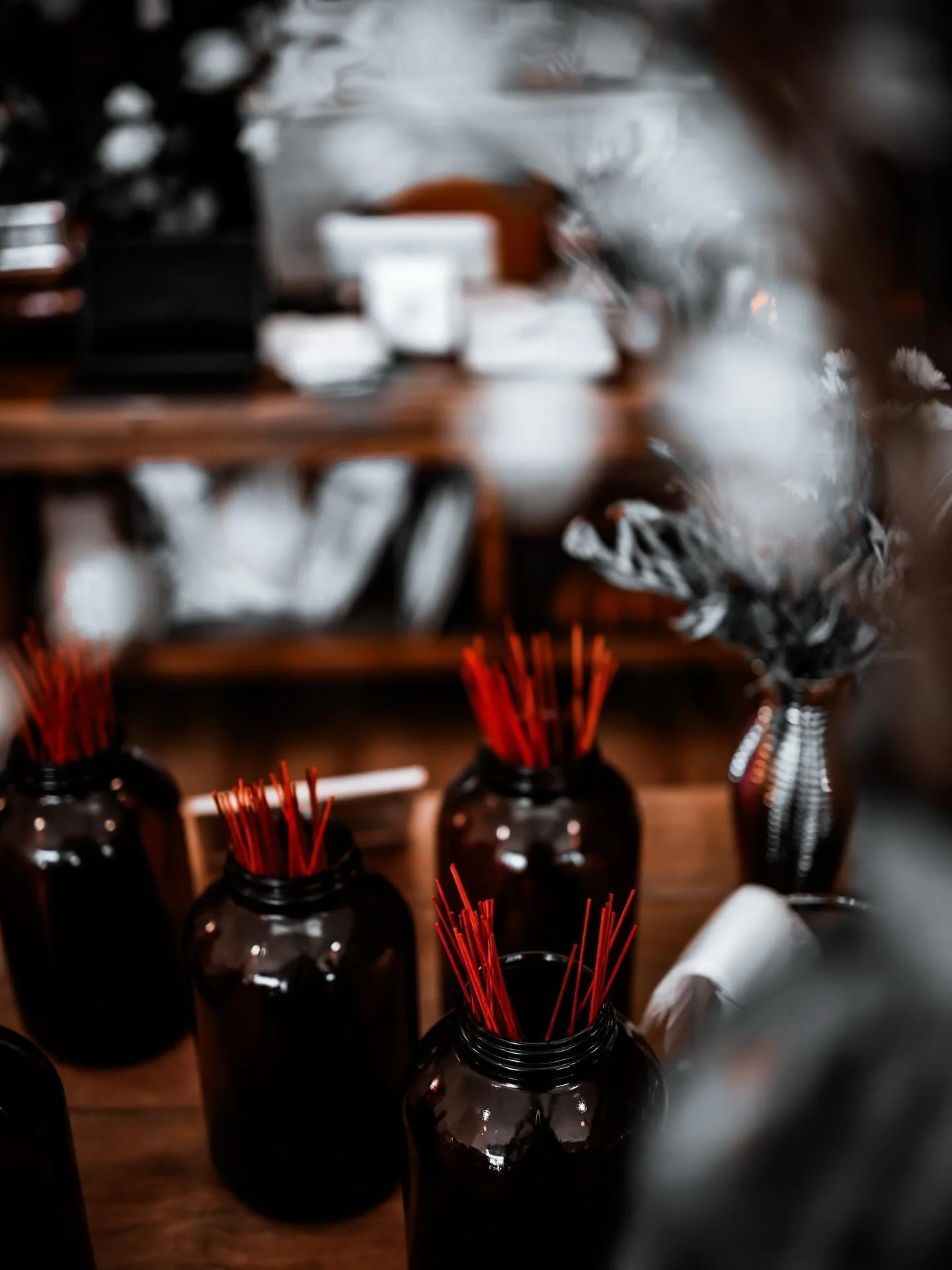 Incense instantly changes the energy of a space and helps calm the mind. We think it&rsquo;s perfect for a Sunday slow down&hellip;.

✨Sit
✨Breathe deep
✨Reset