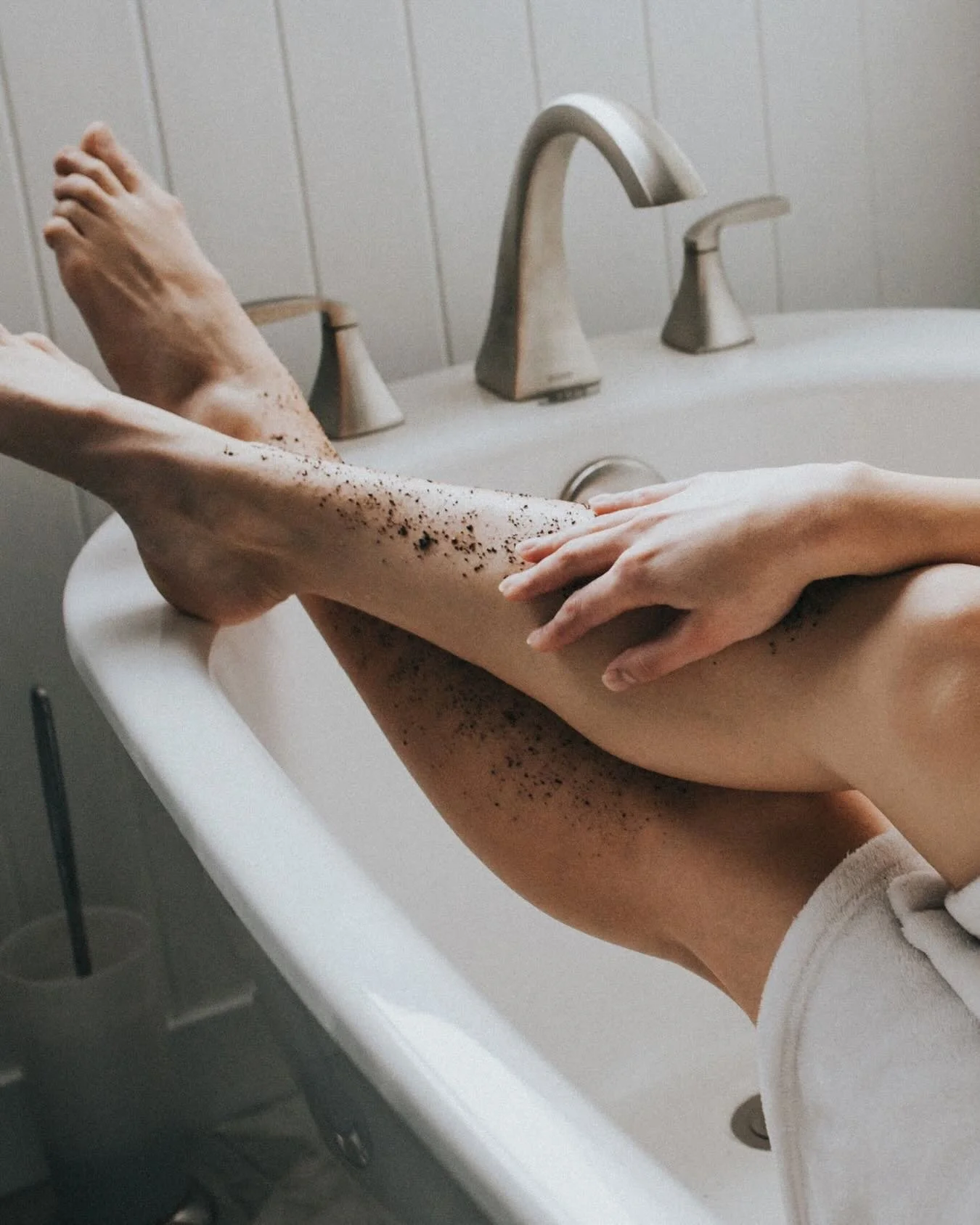 𝕊𝕒𝕝𝕥 𝕃𝕚𝕗𝕖 ℂ𝕠𝕝𝕝𝕖𝕔𝕥𝕚𝕠𝕟: restock coming soon! 🌊 

𝕊𝕖𝕒 𝕤𝕒𝕝𝕥 𝕓𝕠𝕕𝕪 𝕤𝕔𝕣𝕦𝕓:
Made with French Grey &amp; Black Lava sea salts for exfoliation, activated charcoal for removing skin impurities, coconut oils for hydration, vegan