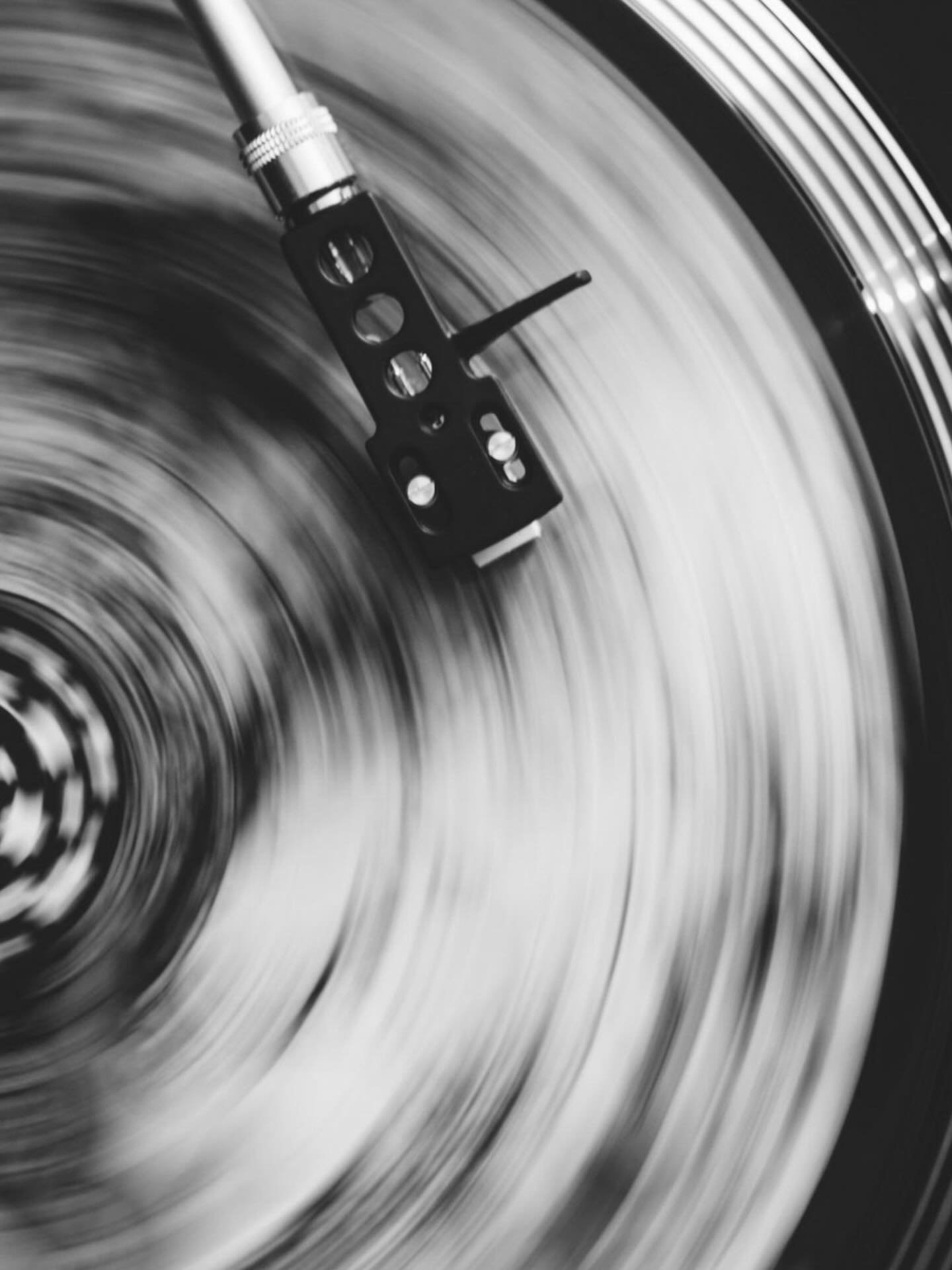 𝑰𝒏𝒕𝒓𝒐𝒅𝒖𝒄𝒊𝒏𝒈: 𝑆𝑐𝑒𝑛𝑡 + 𝑆𝑜𝑛𝑔🕯️📻

▫️Each month we&rsquo;ll be pairing our fragrance of the month with a new song! Why? Because the same parts of the brain are activated while listening to music as utilizing our olfactory sense! (sen