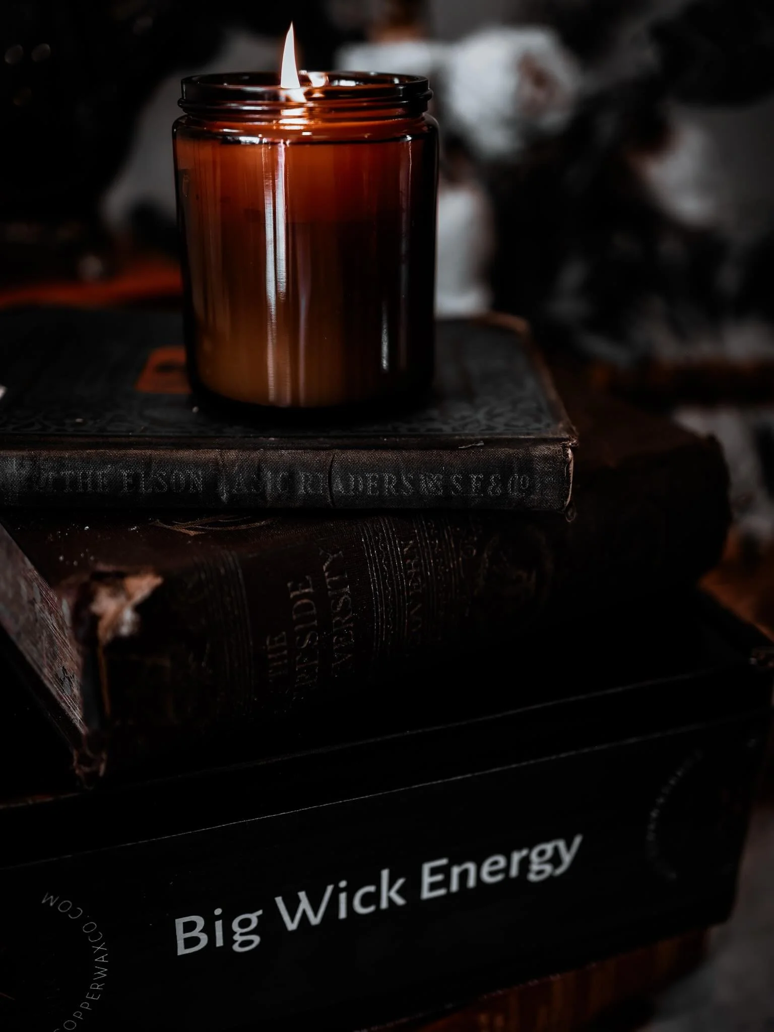🥁Our May Wax Box will be highlighting Auspicious Hour! 

✨This classic has been with us from the beginning and it is SO good! 

Notes of black cherry + plum + rhubarb 🍒🕯️

Tartness that makes your mouth water and is perfect for those days that kee
