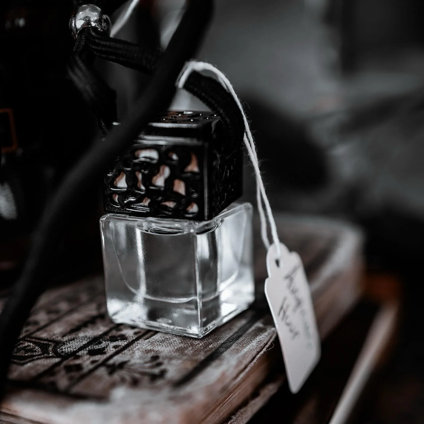 Car diffusers✨

How to use:

🧡Unscrew the lid and remove the stopper.

🖤Replace the lid and gently swirl the oil on its side to saturate the wood base that&rsquo;s under the lid&mdash;this step disperses the fragrance!

🚘For longevity, place the s