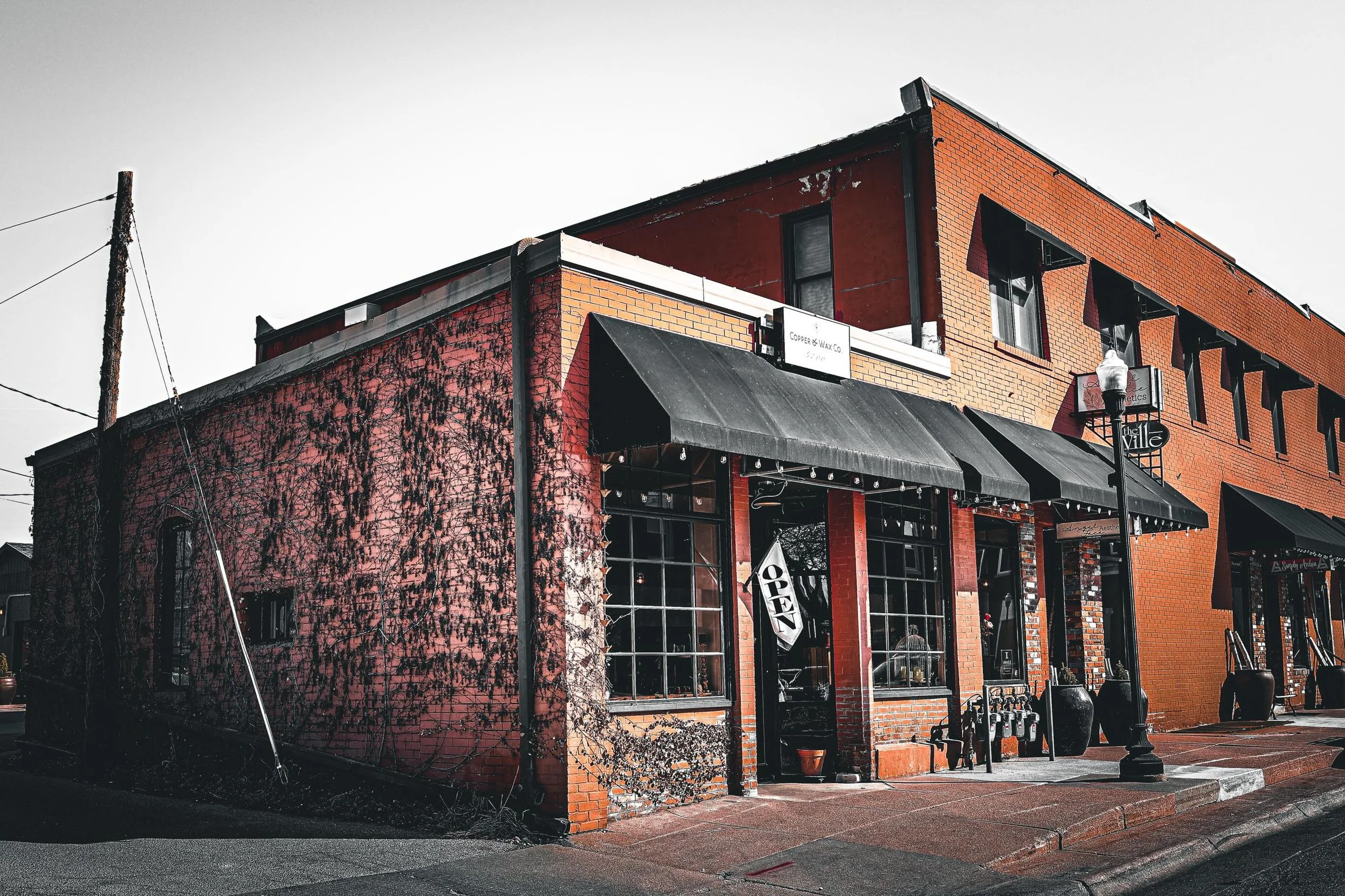 🌂 Rainy days are the 𝒷ℯ𝓈𝓉 days to stop into the candle shop + grab some coffee next door @mojavacafe ☕️ 

Find us here on the corner just off 𝒩. 48th &amp; Saint Paul Avenue in the 🧡 of Lincoln&rsquo;s only 𝒞𝓇ℯ𝒶𝓉𝒾𝓋ℯ 𝒜𝓇𝓉𝓈 𝒟𝒾𝓈𝓉𝓇𝒾?