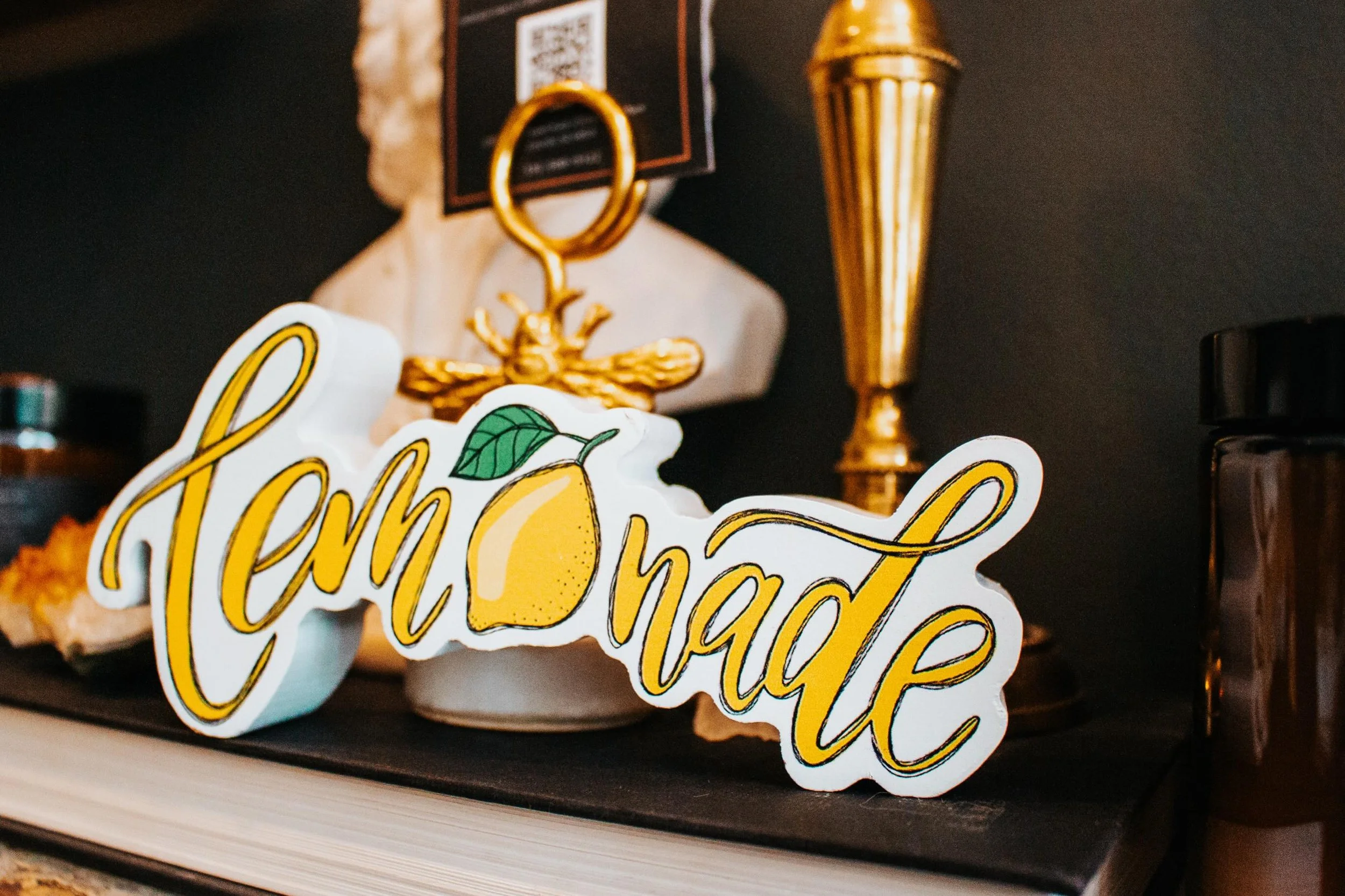 🍋 𝕁𝕦𝕝𝕪 𝕎𝕒𝕩 𝔹𝕠𝕩 🍋 

𝓥𝓲𝓷𝓽𝓪𝓰𝓮 𝓛𝓮𝓶𝓸𝓷𝓪𝓭𝓮

Enjoy the nostalgia of an Old Fashioned lemonade! Bright bold notes of lemon peel balanced perfectly with sweet sweet sugar and wild huckleberry. Vintage lemonade will take you back to t