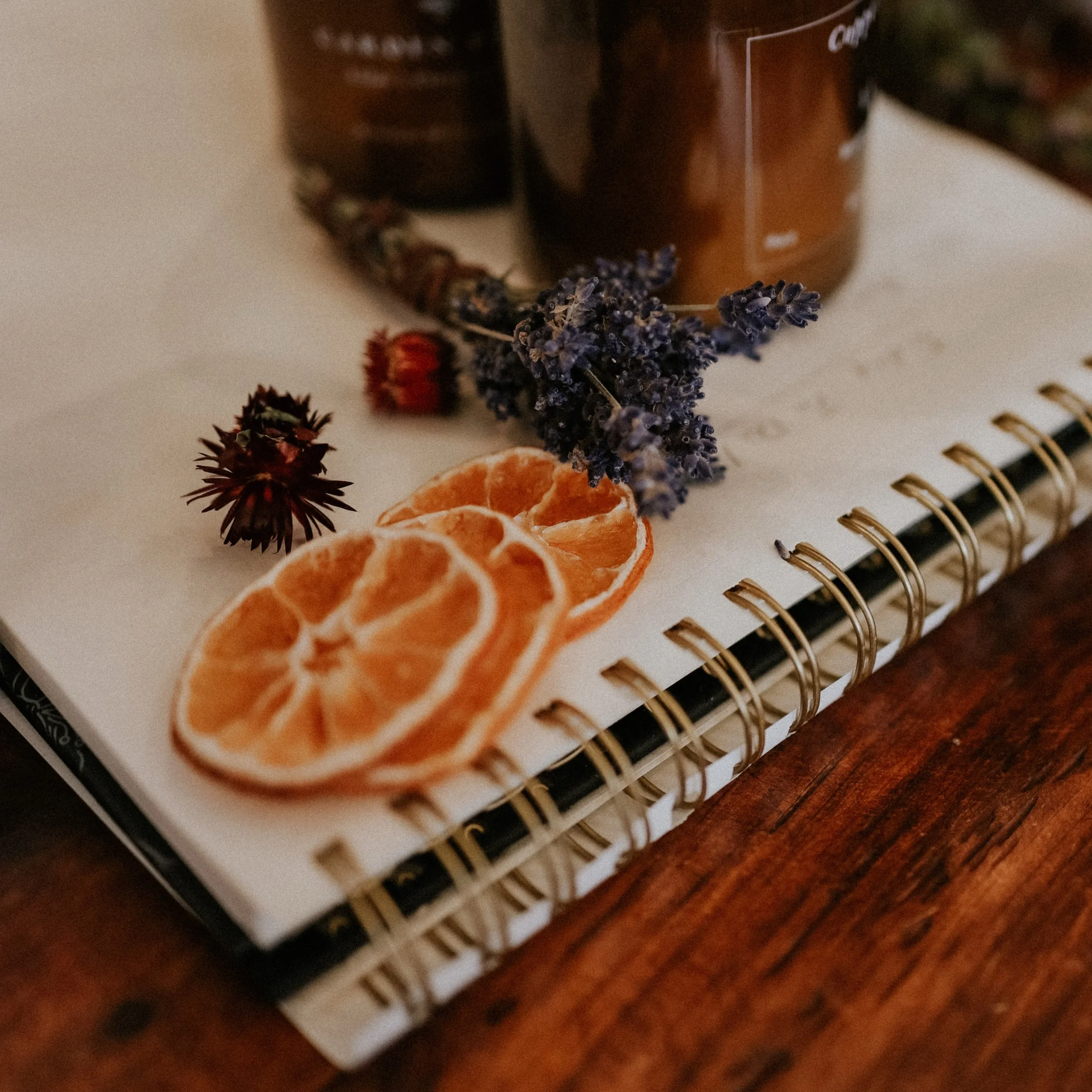 🕯️🧡🌺

Summer scents are around for such a limited time - this season goes so quickly but holds some of our favorite fragrances!

Vintage Lemonade 🍋 
Island Girl 🥥 
Weathervane ⛈️ 
Farmers Market 🍅 

We&rsquo;ll be OPEN LATE THIS FRIDAY for 2nd 