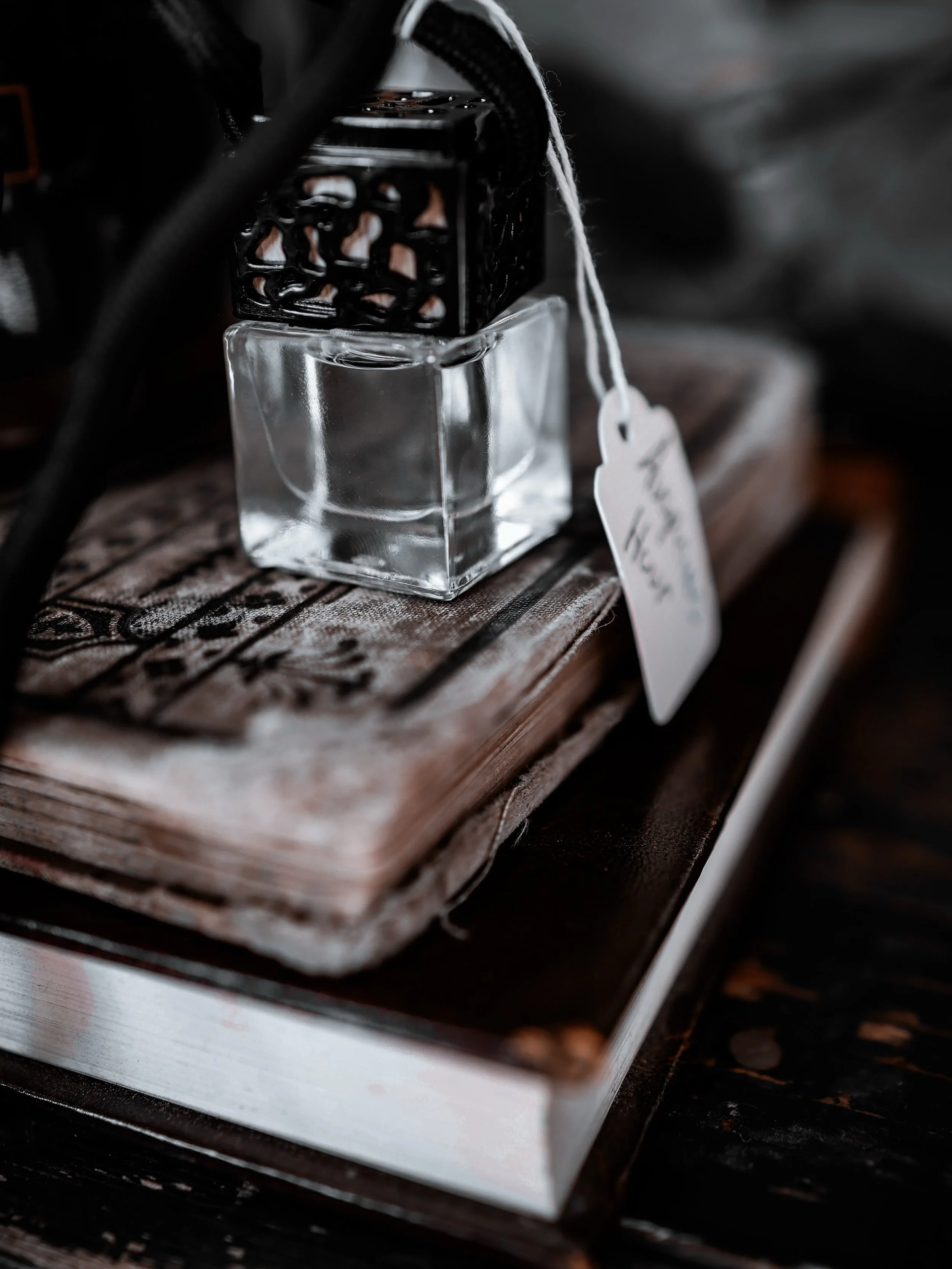 Car diffuser // How to:

🧡Unscrew the lid and remove the stopper.

🖤Replace the lid and gently swirl the bottle on its side to saturate the wood base that&rsquo;s located under the lid&mdash;this step disperses the fragrance!

🚘For longevity, plac