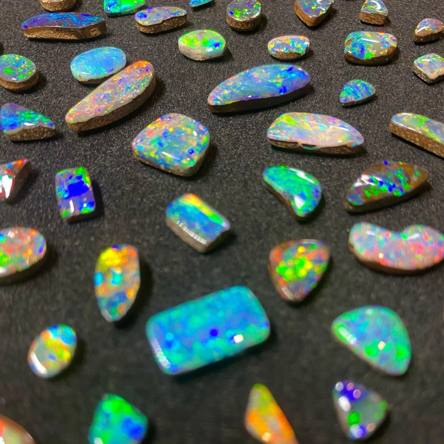 Small bright #boulderopals available 🤩🥳

Please DM for details 😊

💫 All natural Australian opal
💫 Untreated 
💫 Ethically sourced
💫 Professionally cut

.
.
.
#boulderopal #opal #opalring #australianopal #opaljewelery #opalforsale #opalsupplier 