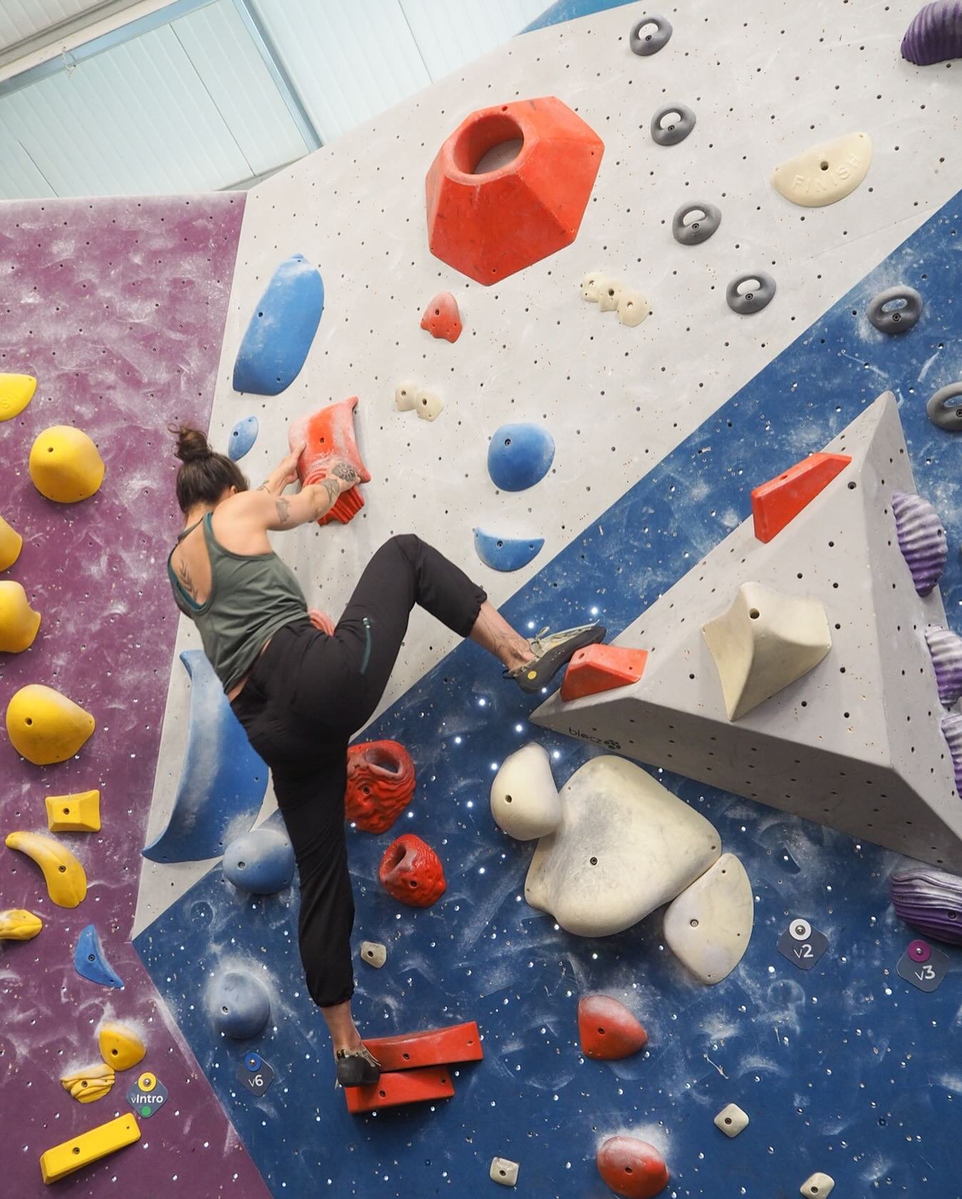 It&rsquo;s a good day when wear testing includes a trip to the rock gym 🧗🏼&zwj;♀️ 

#RTgranitepant putting that gusset to work in 5.2 oz AIRWAVE stretch 💪 This fabric feels great and was a dream to sew. Excited to test out the durability over the 