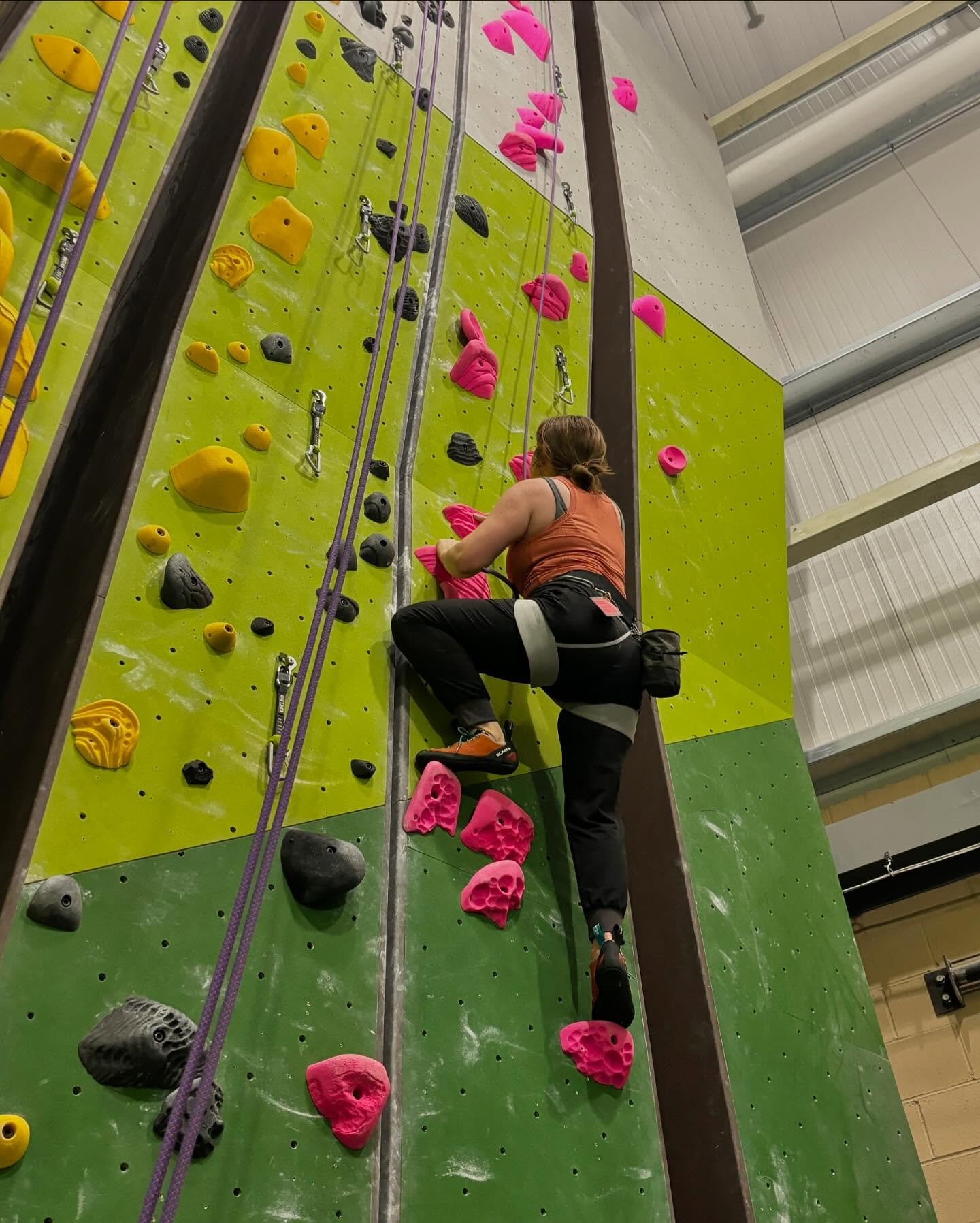 Safe to say that the #RTCascadiaJogger is climbing approved ✅

🤸🏼&zwj;♀️Technical fit featuring articulated knee darts

🧗🏼&zwj;♀️Soft waistband is harness compatible

🚲Tailored leg and Jogger cuffs allow me to see my footwork when climbing 

Sta
