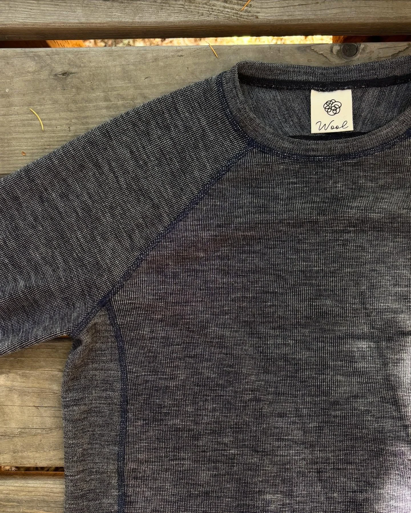 This crew neck sweater knit version of the #rthorizonhoodie turned out to be a BEAUT 🤩

Deadstock wool fabric from @millendstorepdx 

#sewingknits #baselayers #merinowool #woollovers #sweaterknit