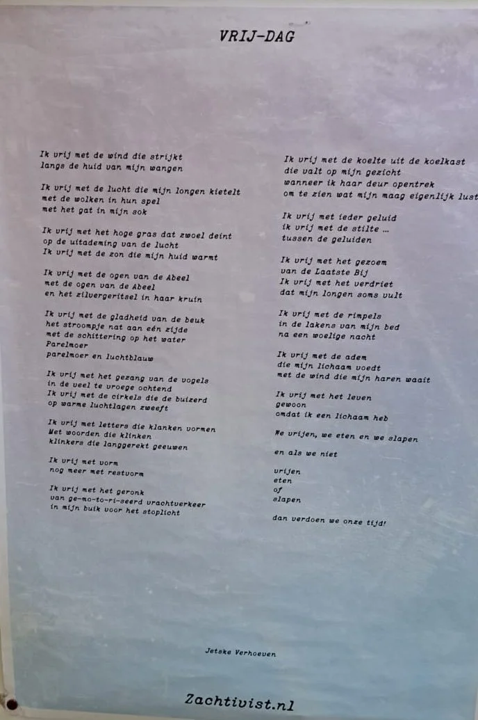 Gedicht over een vrije dag met verschillende activiteiten zoals wind, kou, water en rust, geschreven door Jeteke Verhoeven, met de website zachtiviteit.nl.