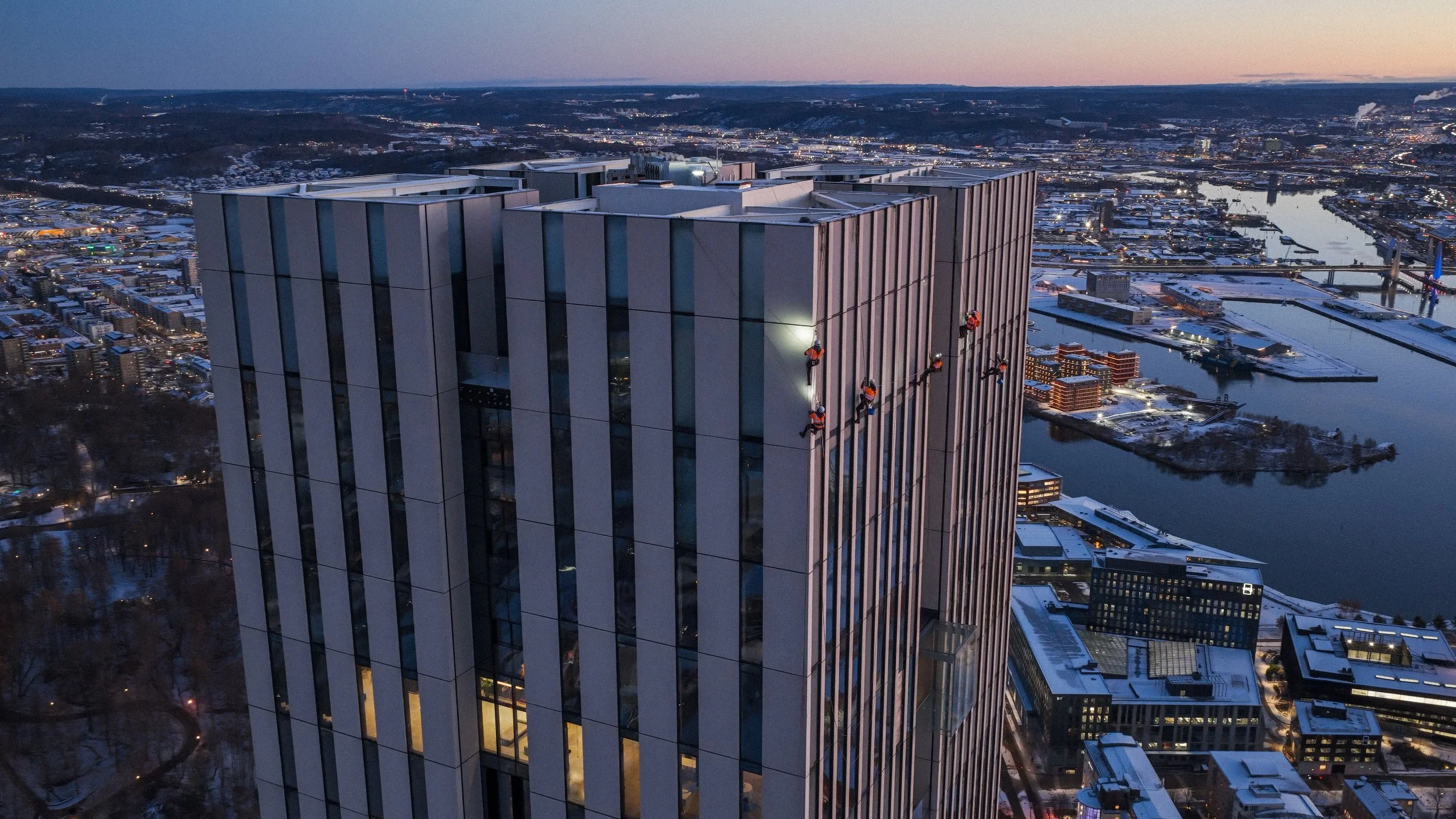 Høyden Global rope access technician on Karlatornet, the tallest building in the Nordics, Gothenburg Sweden