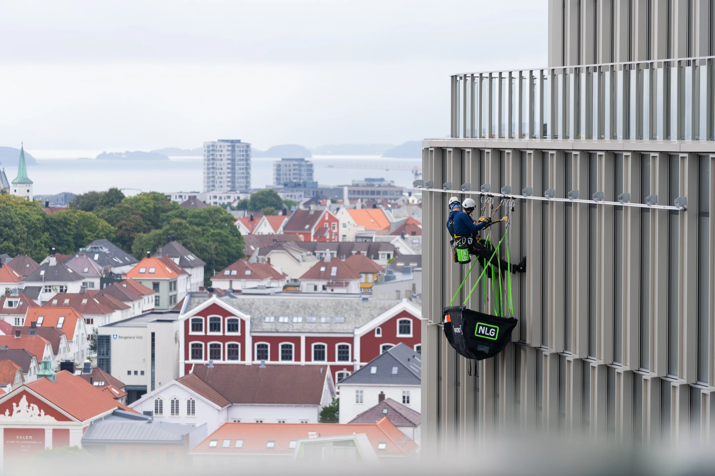 Rope access technician on building facade — Høyden Global professional rope access services