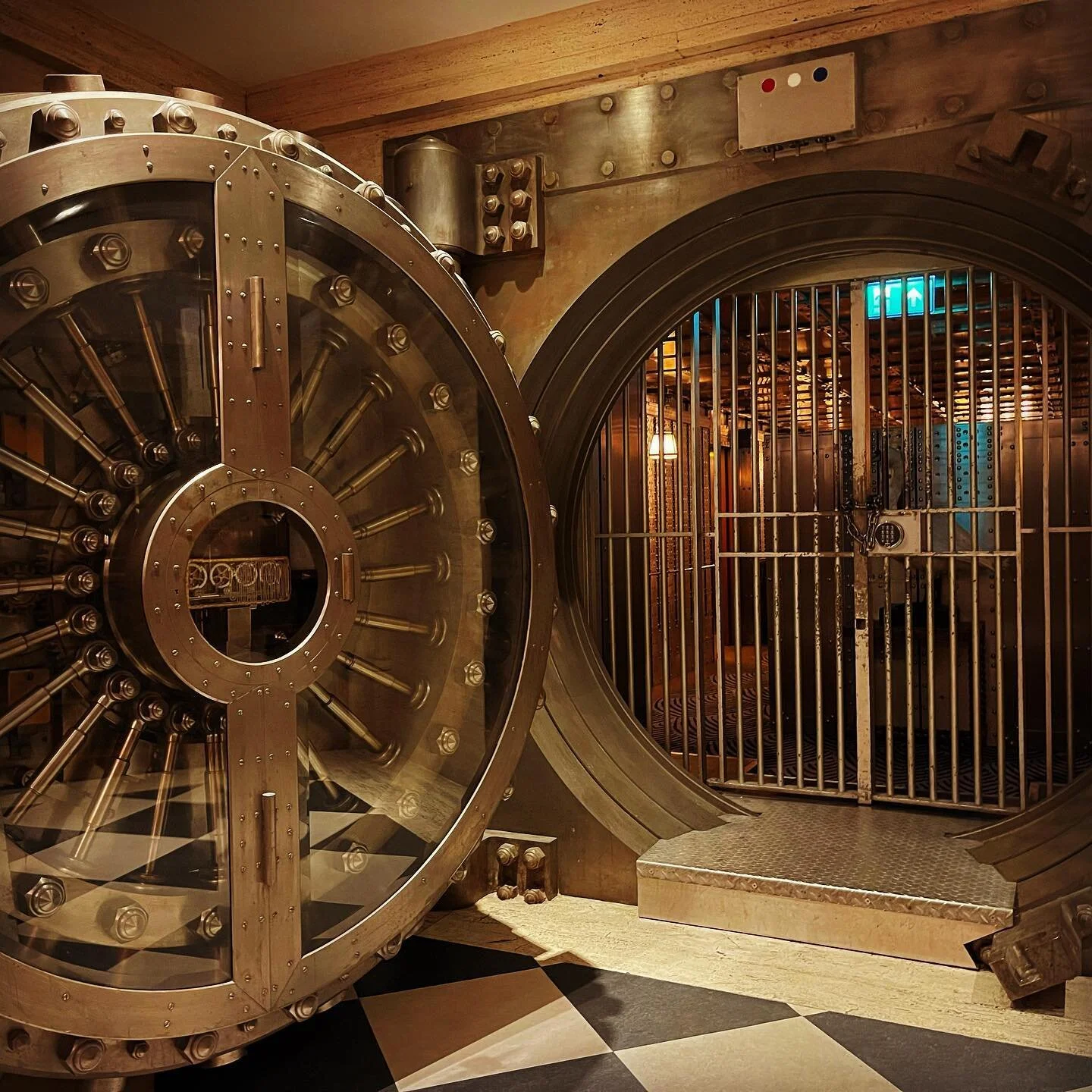 昔の金庫を改造したバー。
紳士淑女の集いで場違い感凄かったです。

#TheNed
#LondonHotels
#ロンドン
#銀行